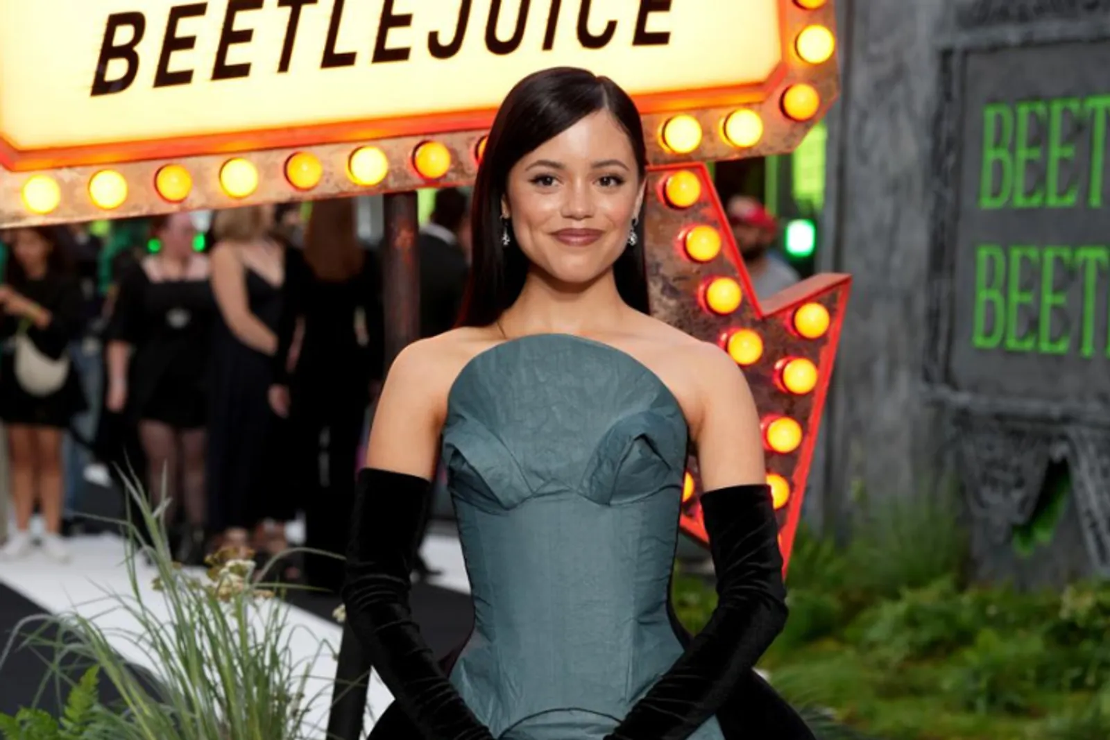 Gaya Modis Jenna Ortega Selama Promosi Film Beetlejuice Beetlejuice