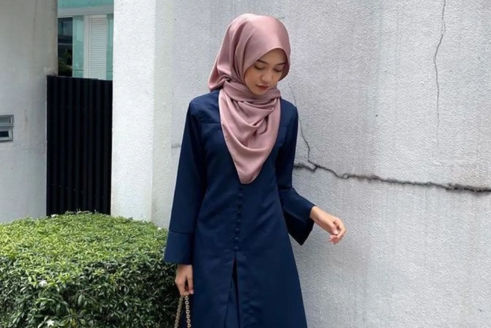 Baju Navy Cocok dengan Jilbab Warna Apa? Ini 7 Pilihannya