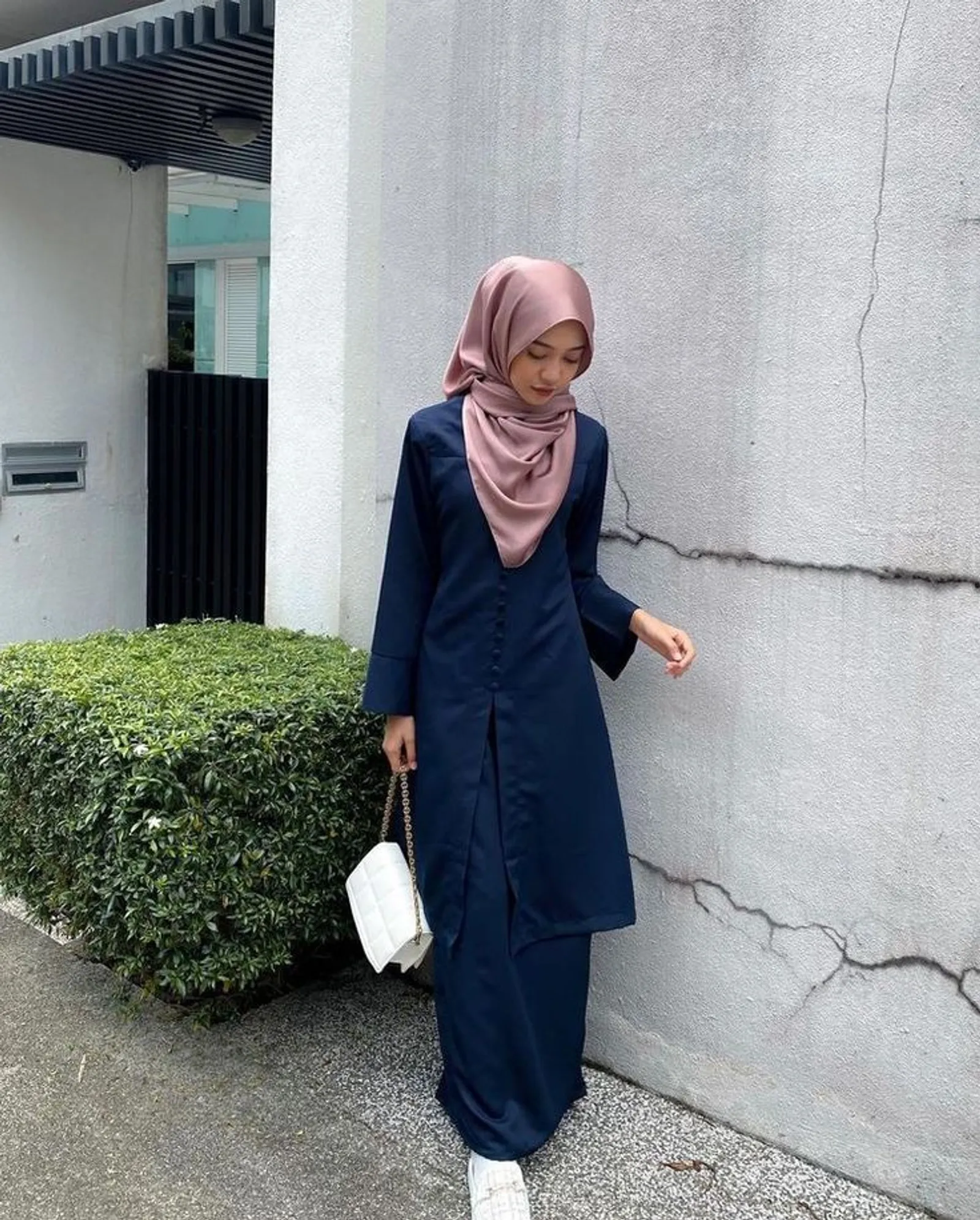 Baju Navy Cocok dengan Jilbab Warna Apa? Ini 7 Pilihannya