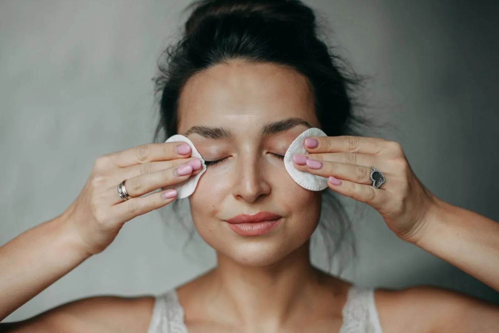 7 Pilihan Micellar Water untuk Kulit Bruntusan, Efektif Membersihkan 