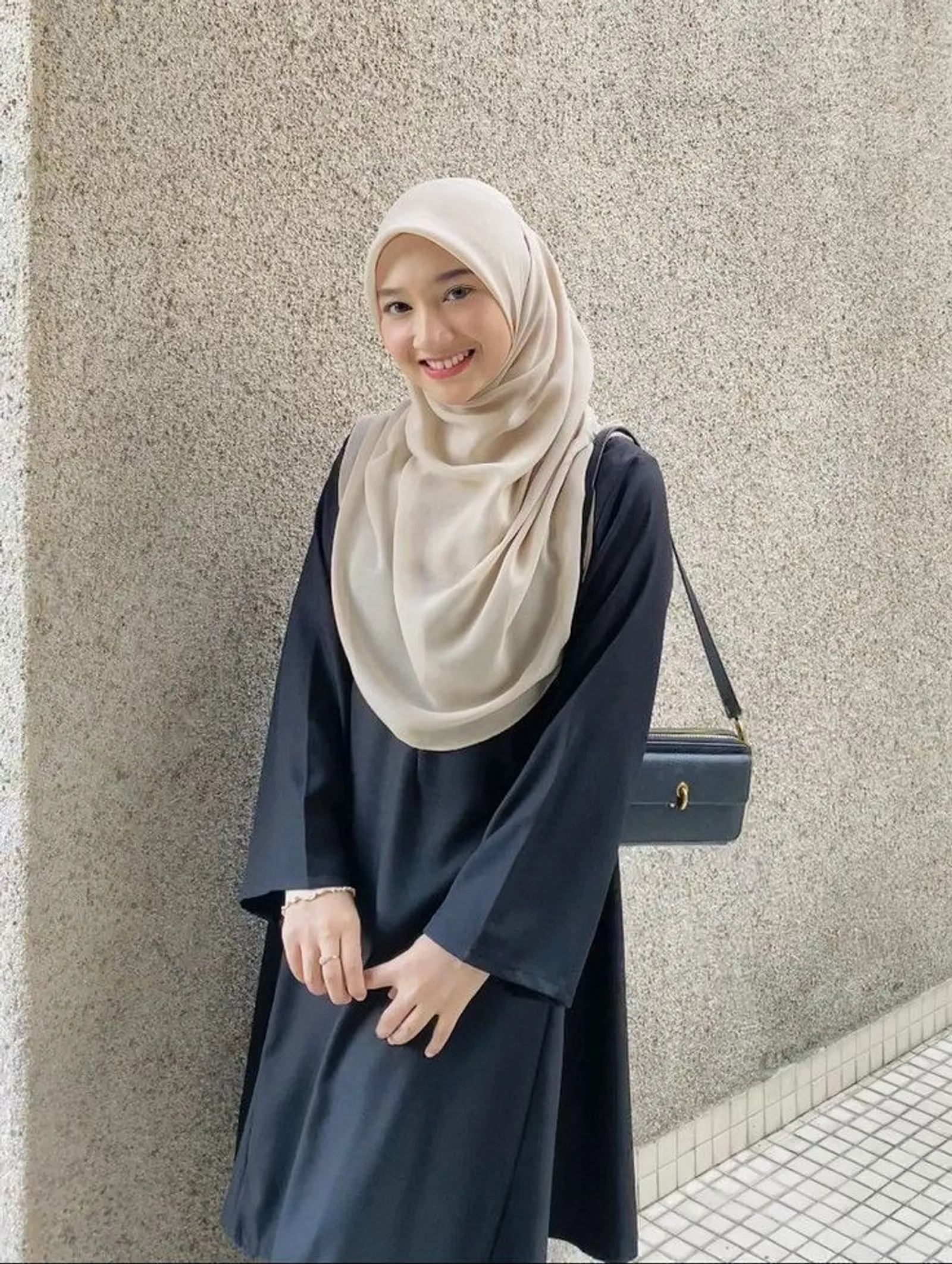 Baju Navy Cocok dengan Jilbab Warna Apa? Ini 7 Pilihannya