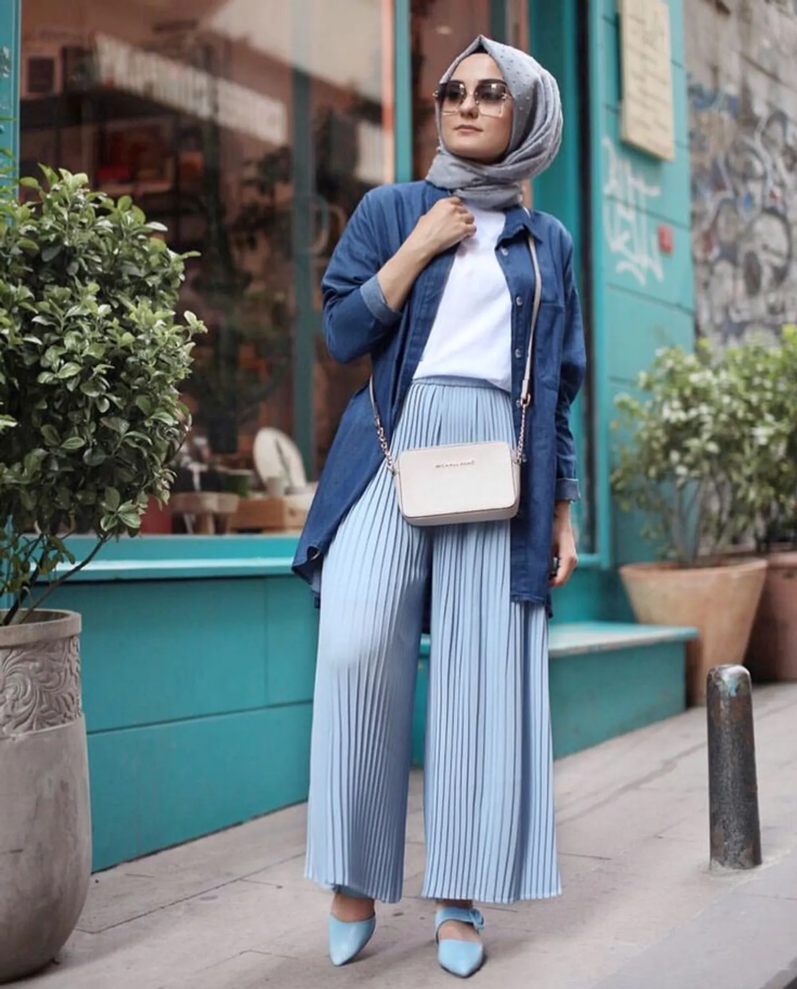 Baju Navy Cocok dengan Jilbab Warna Apa? Ini 7 Pilihannya