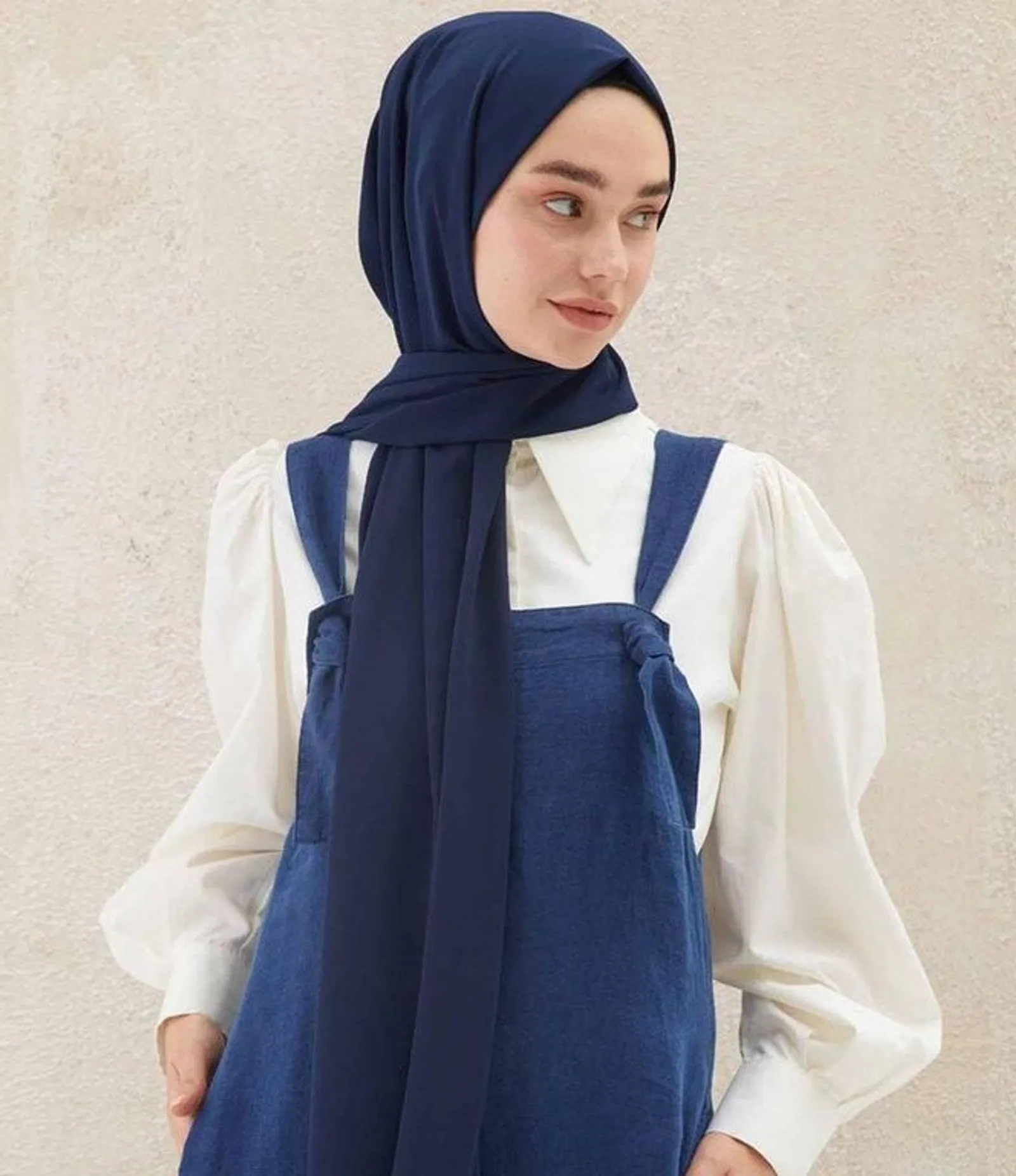 Baju Navy Cocok dengan Jilbab Warna Apa? Ini 7 Pilihannya