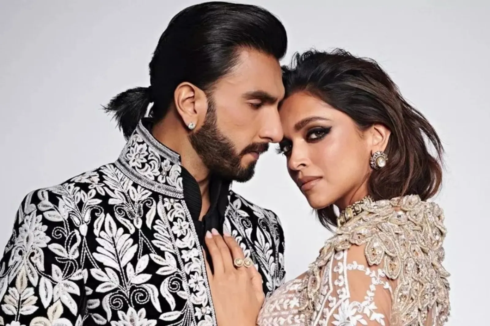 Kisah Cinta Deepika Padukone dan Ranveer Singh, Sambut Kelahiran Anak!