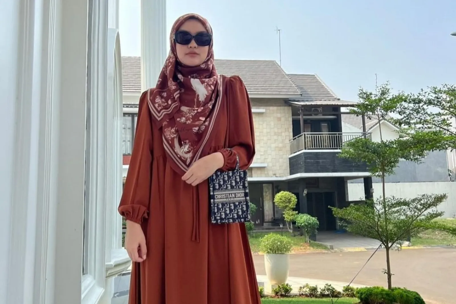 Baju Warna Terakota Cocok dengan Jilbab Warna Apa? Ini 12 Pilihannya