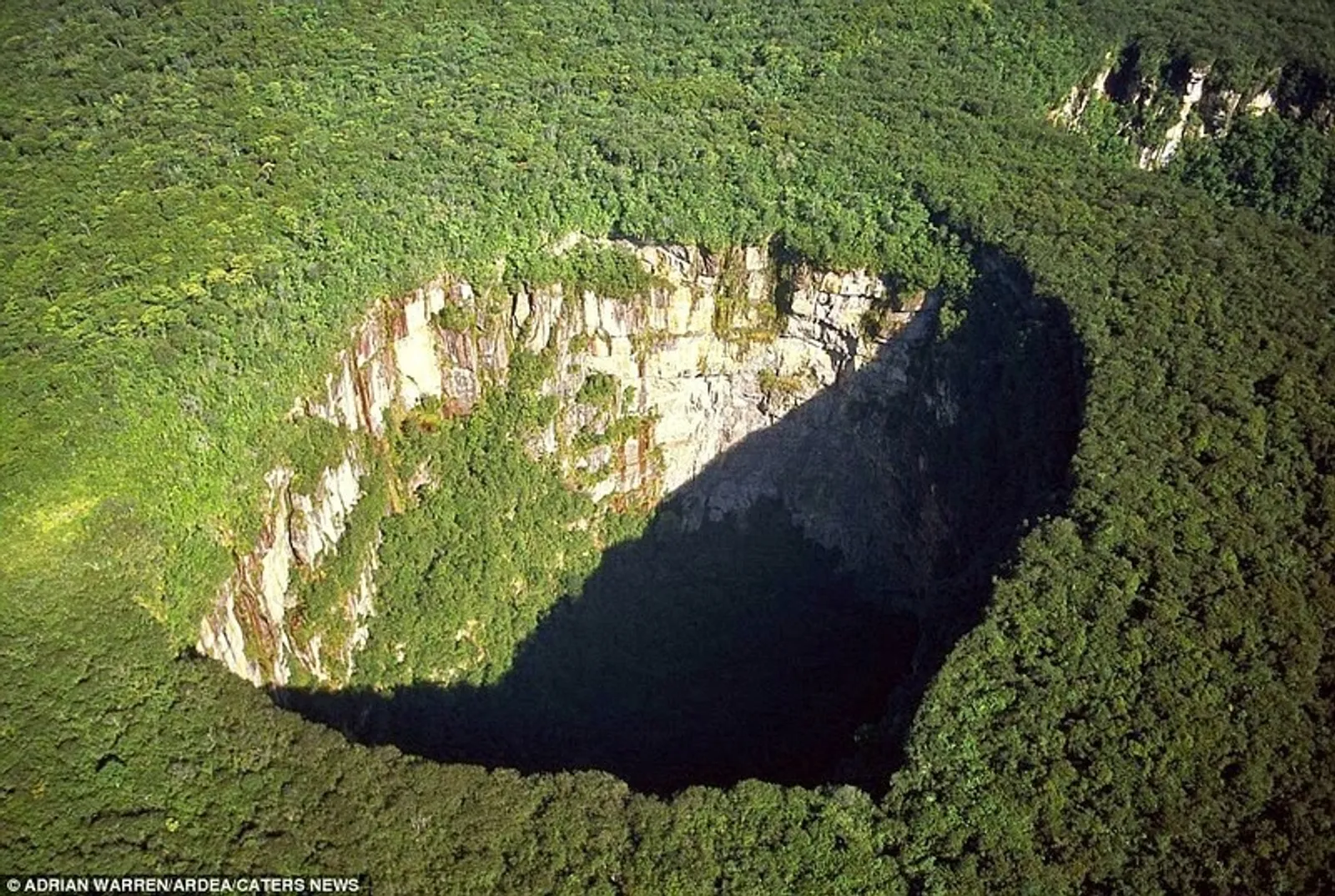 Menguak 9 Sinkhole Raksasa yang Tiba-Tiba Muncul di Bumi, Kok Bisa?