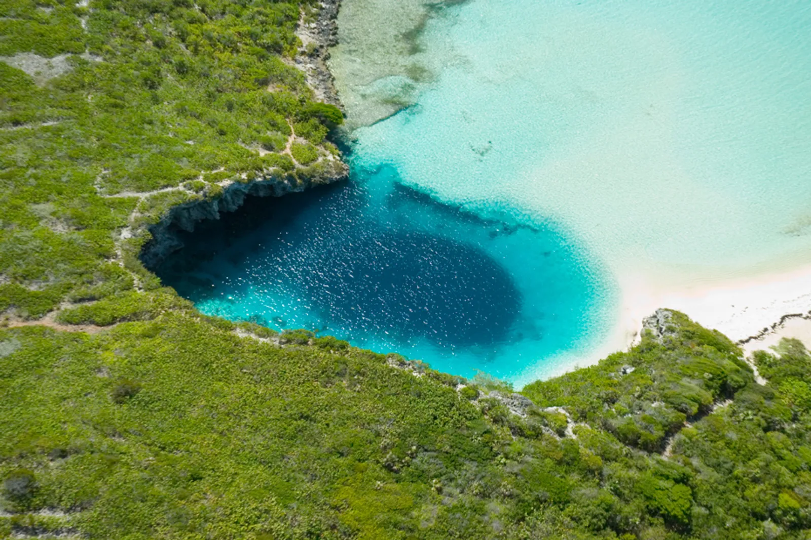 Menguak 9 Sinkhole Raksasa yang Tiba-Tiba Muncul di Bumi, Kok Bisa?