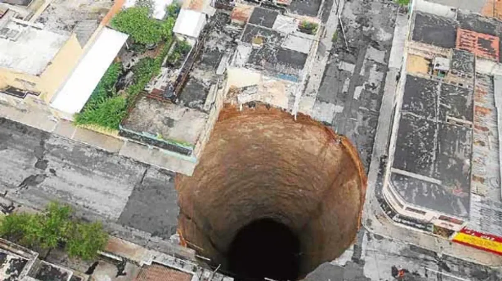 Menguak 9 Sinkhole Raksasa yang Tiba-Tiba Muncul di Bumi, Kok Bisa?