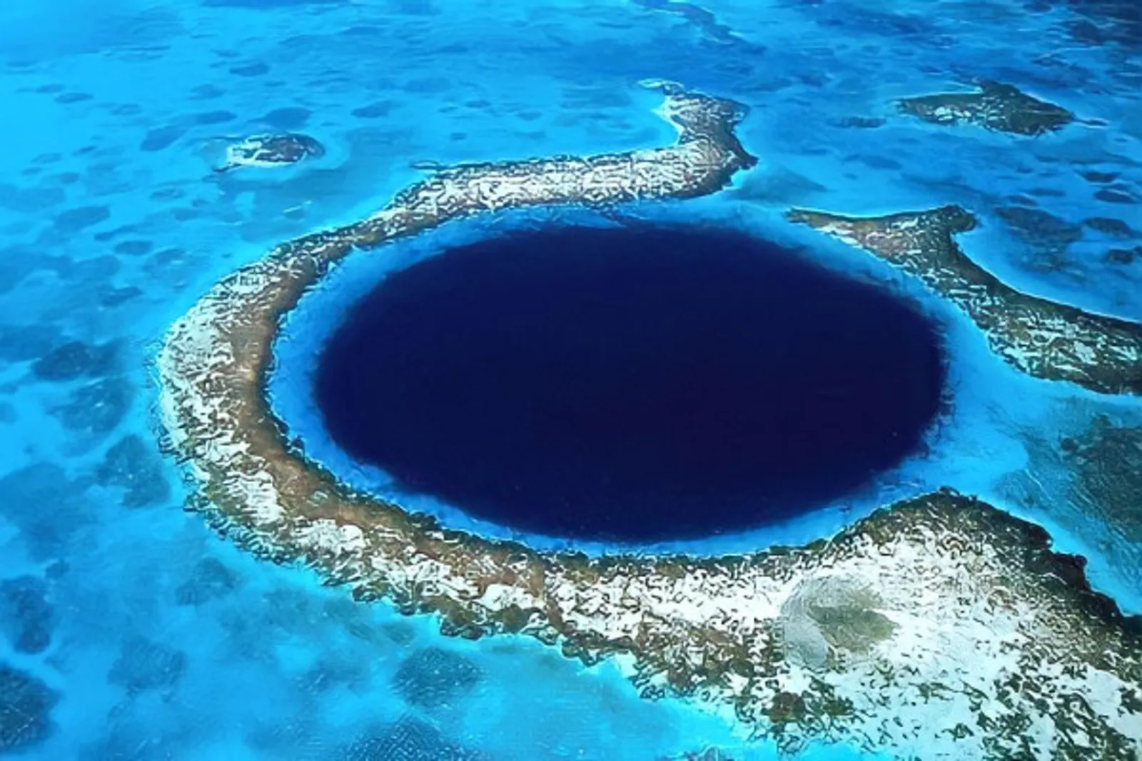 Menguak 9 Sinkhole Raksasa yang Tiba-Tiba Muncul di Bumi, Kok Bisa?