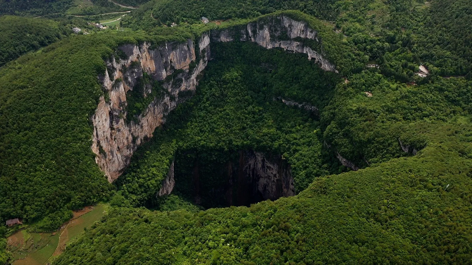 Menguak 9 Sinkhole Raksasa yang Tiba-Tiba Muncul di Bumi, Kok Bisa?