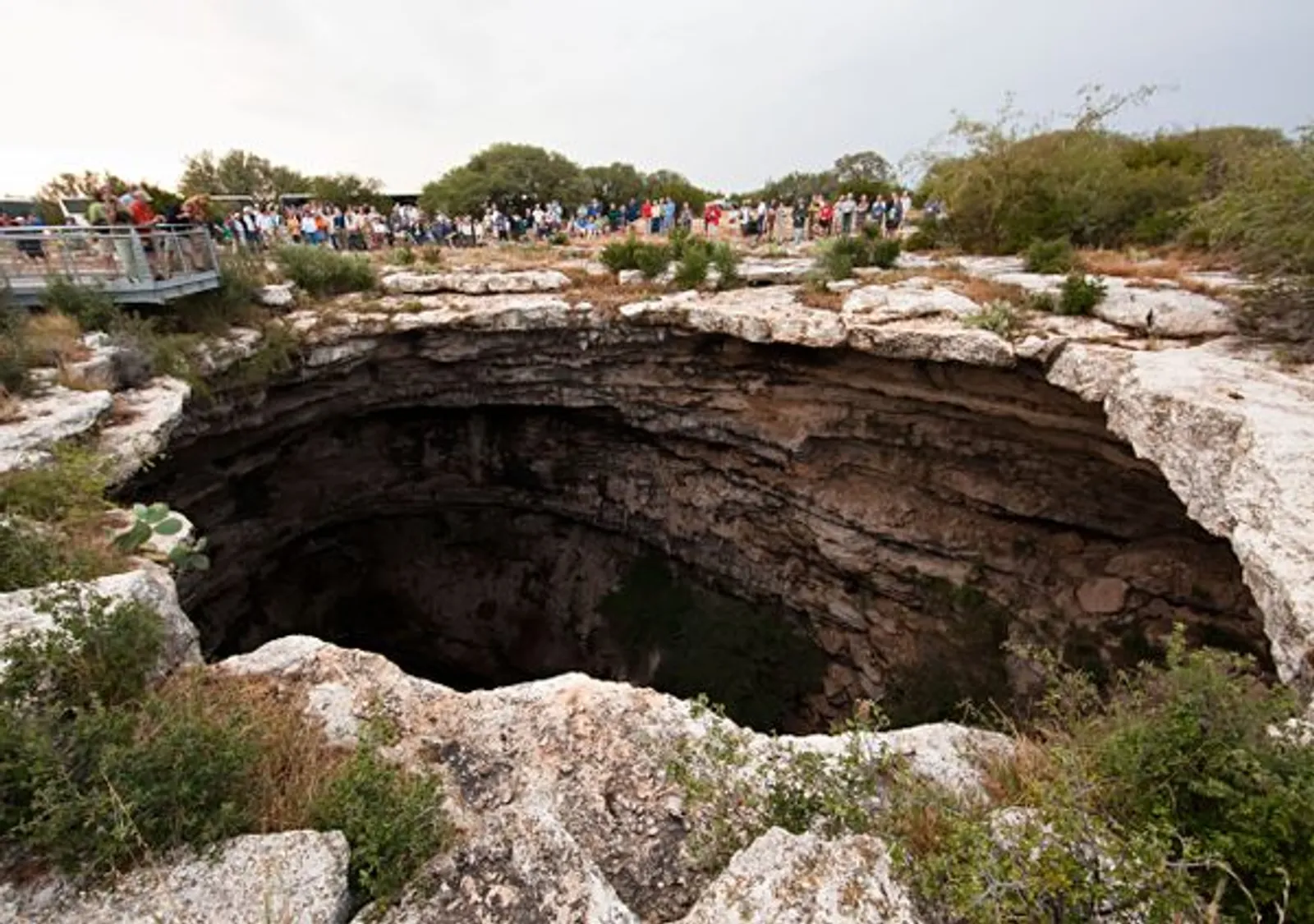 Menguak 9 Sinkhole Raksasa yang Tiba-Tiba Muncul di Bumi, Kok Bisa?