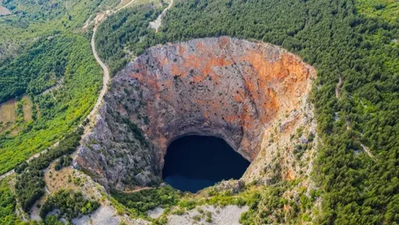 Menguak 9 Sinkhole Raksasa yang Tiba-Tiba Muncul di Bumi, Kok Bisa?