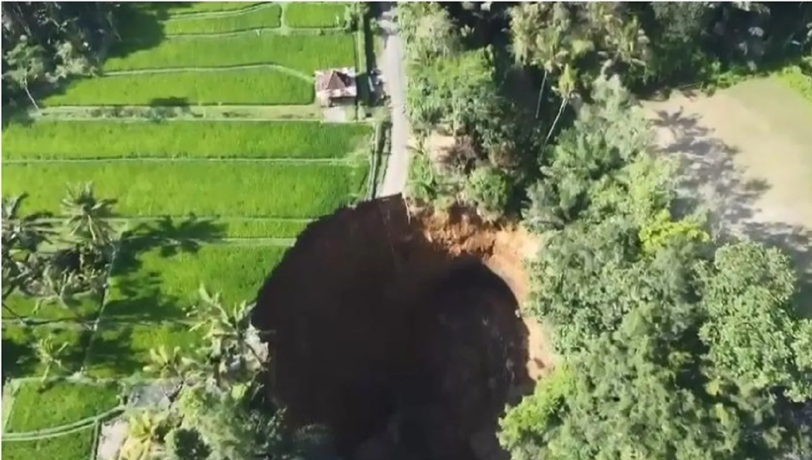 Menguak 9 Sinkhole Raksasa yang Tiba-Tiba Muncul di Bumi, Kok Bisa?