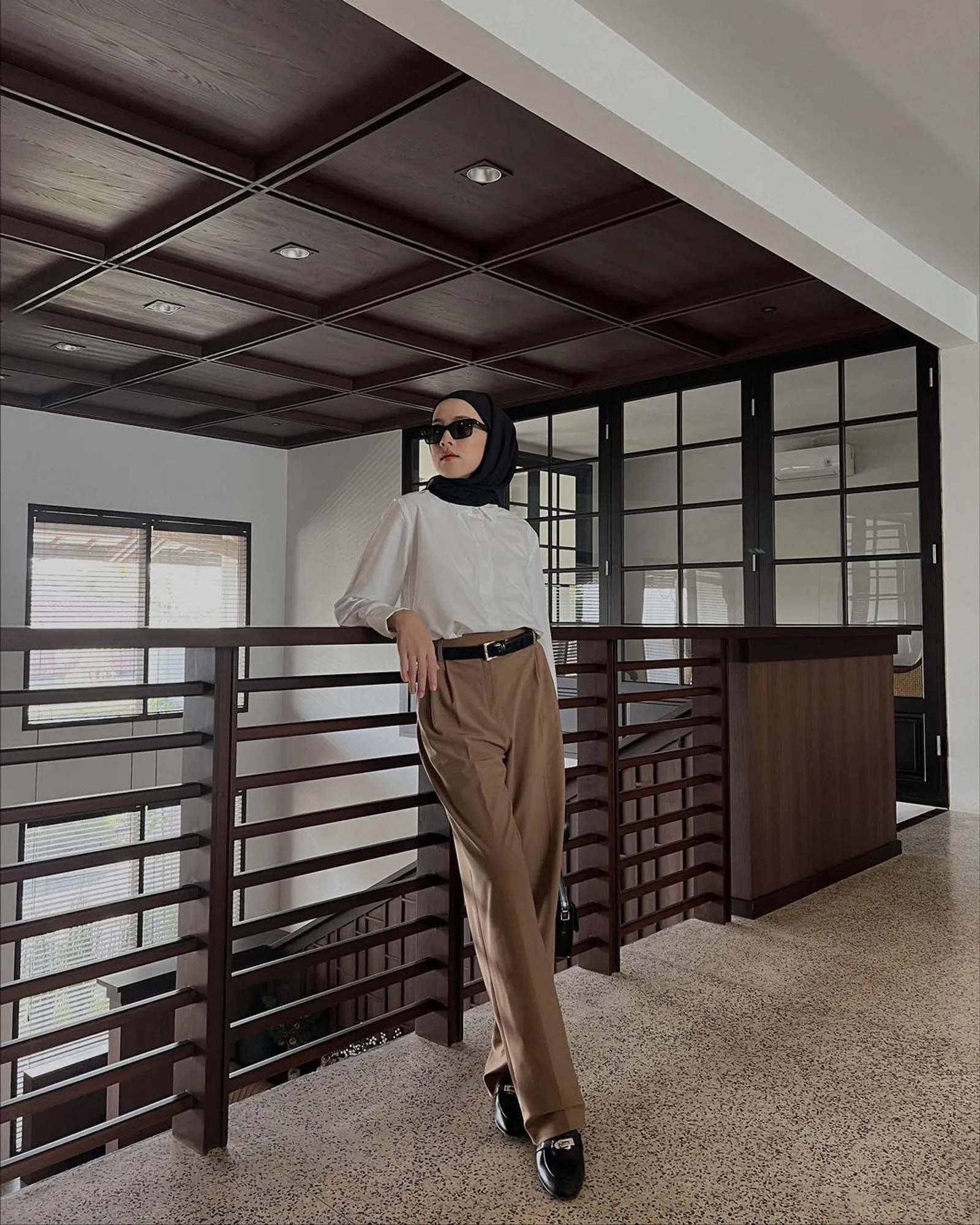 Inspirasi OOTD Celana Coklat Tua Hijab Simpel buat Ngantor