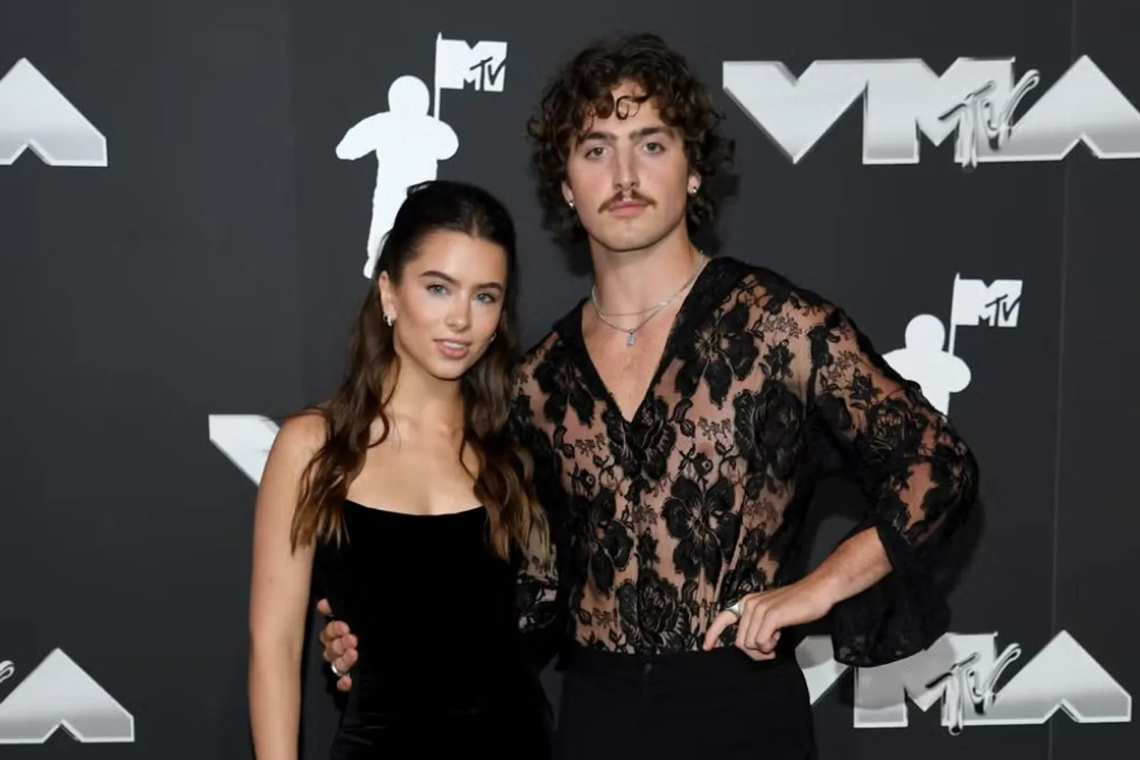 8 Potret Pasangan Seleb Hollywood yang Hadir di MTV VMA 2024