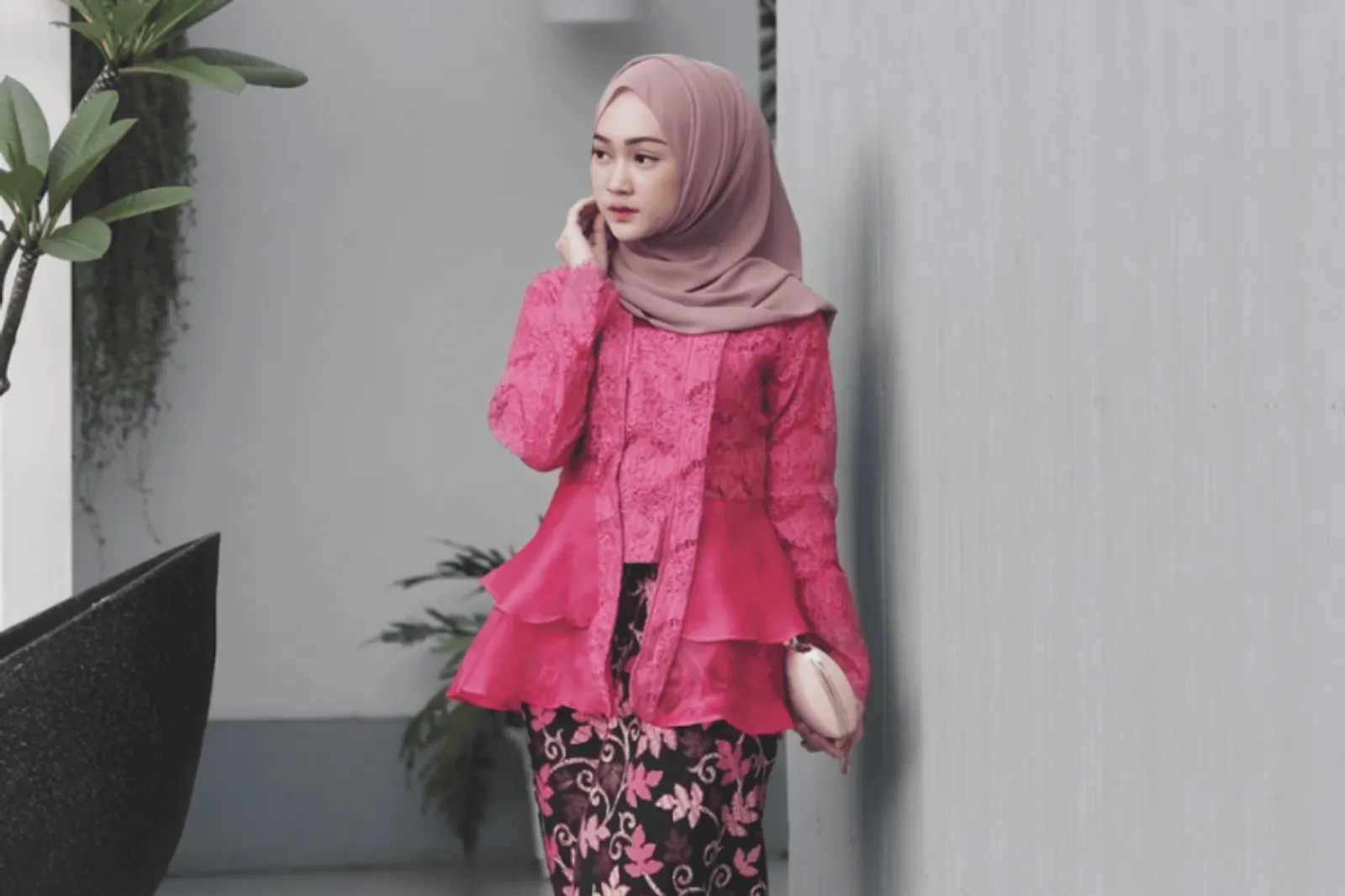 Kebaya Pink Fanta Cocok dengan Jilbab Warna Apa? Ini Pilihannya!