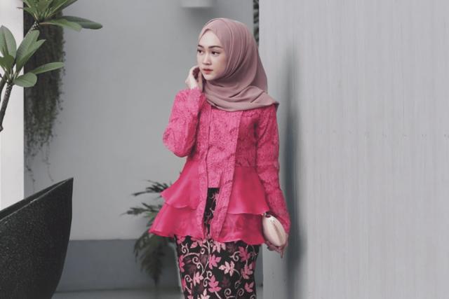 Kebaya Pink Fanta Cocok dengan Jilbab Warna Apa?