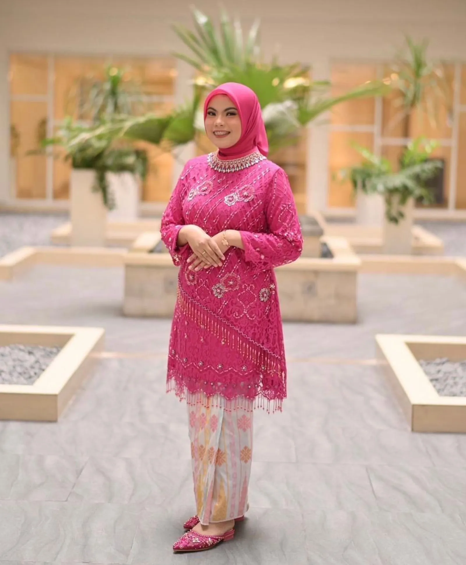 Kebaya Pink Fanta Cocok dengan Jilbab Warna Apa? Ini Pilihannya!