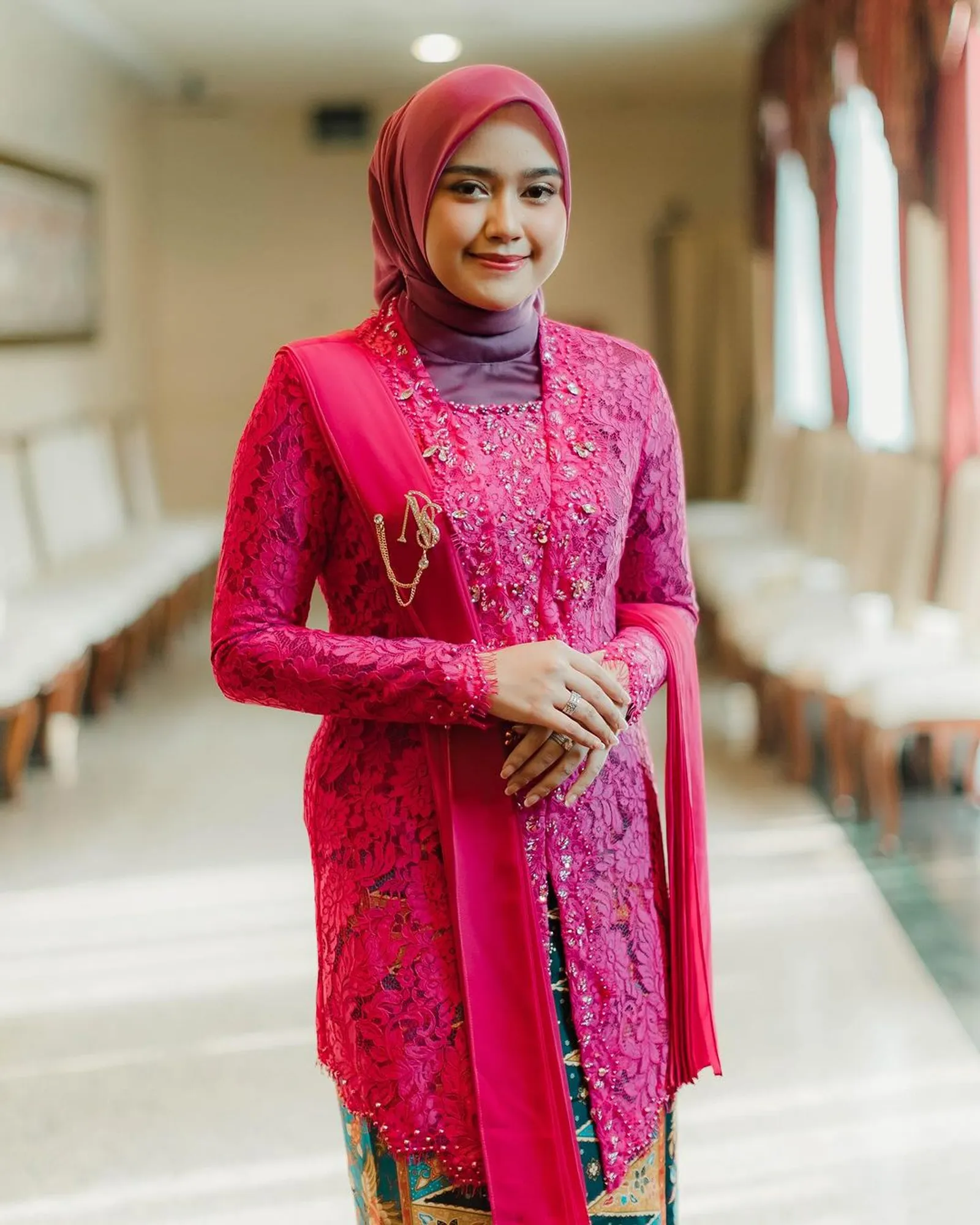 Kebaya Pink Fanta Cocok dengan Jilbab Warna Apa? Ini Pilihannya!