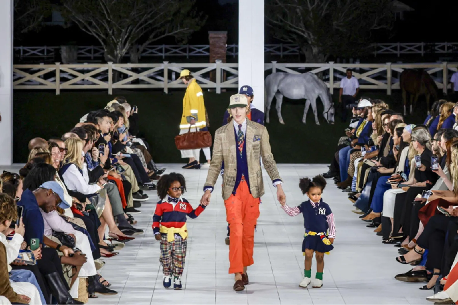 Ralph Lauren Perlihatkan Kehangatan Keluarga di Panggung S/S 2025