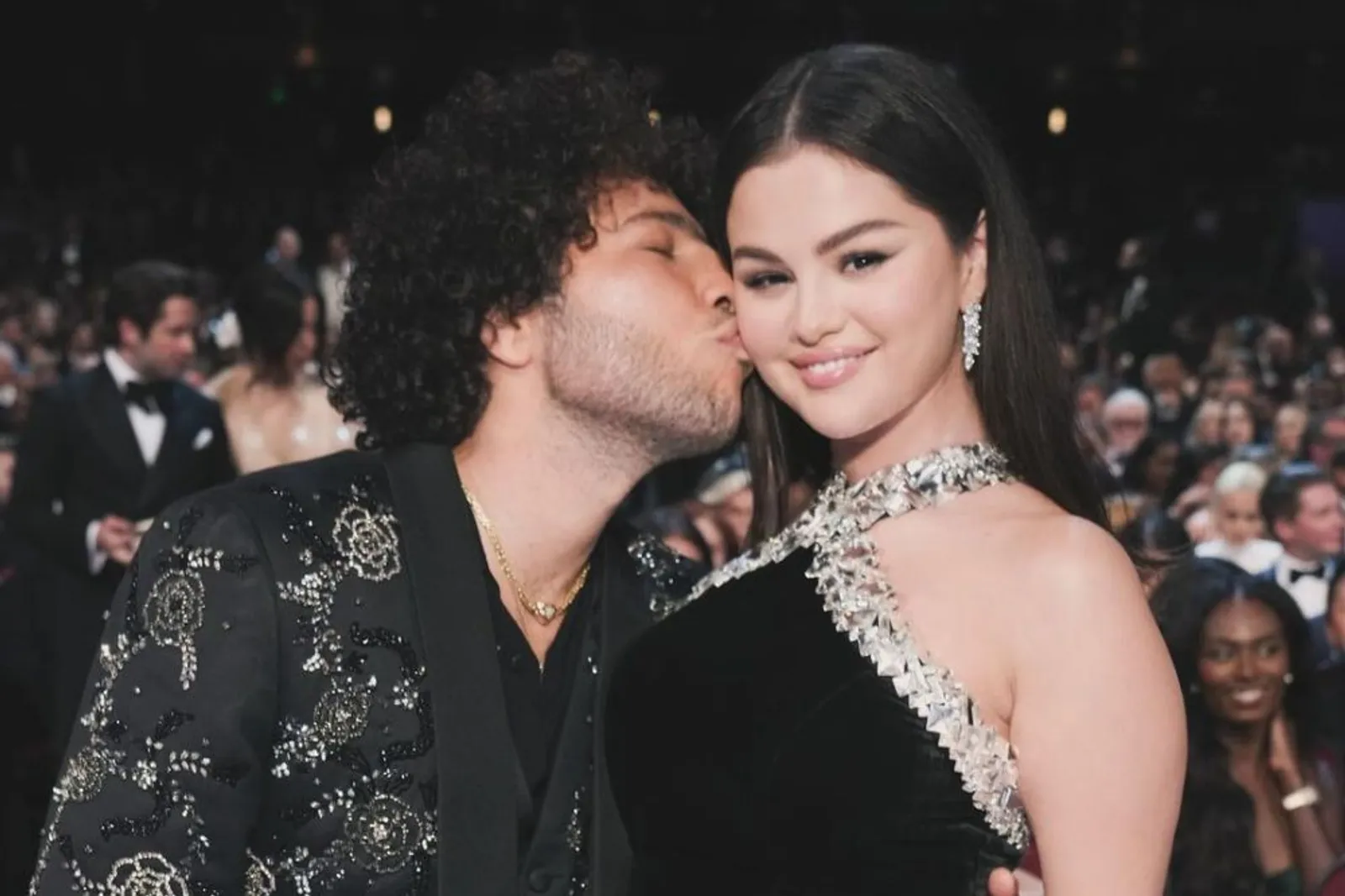 Pakai Cincin Berlian, Selena Gomez & Benny Blanco Dirumorkan Tunangan