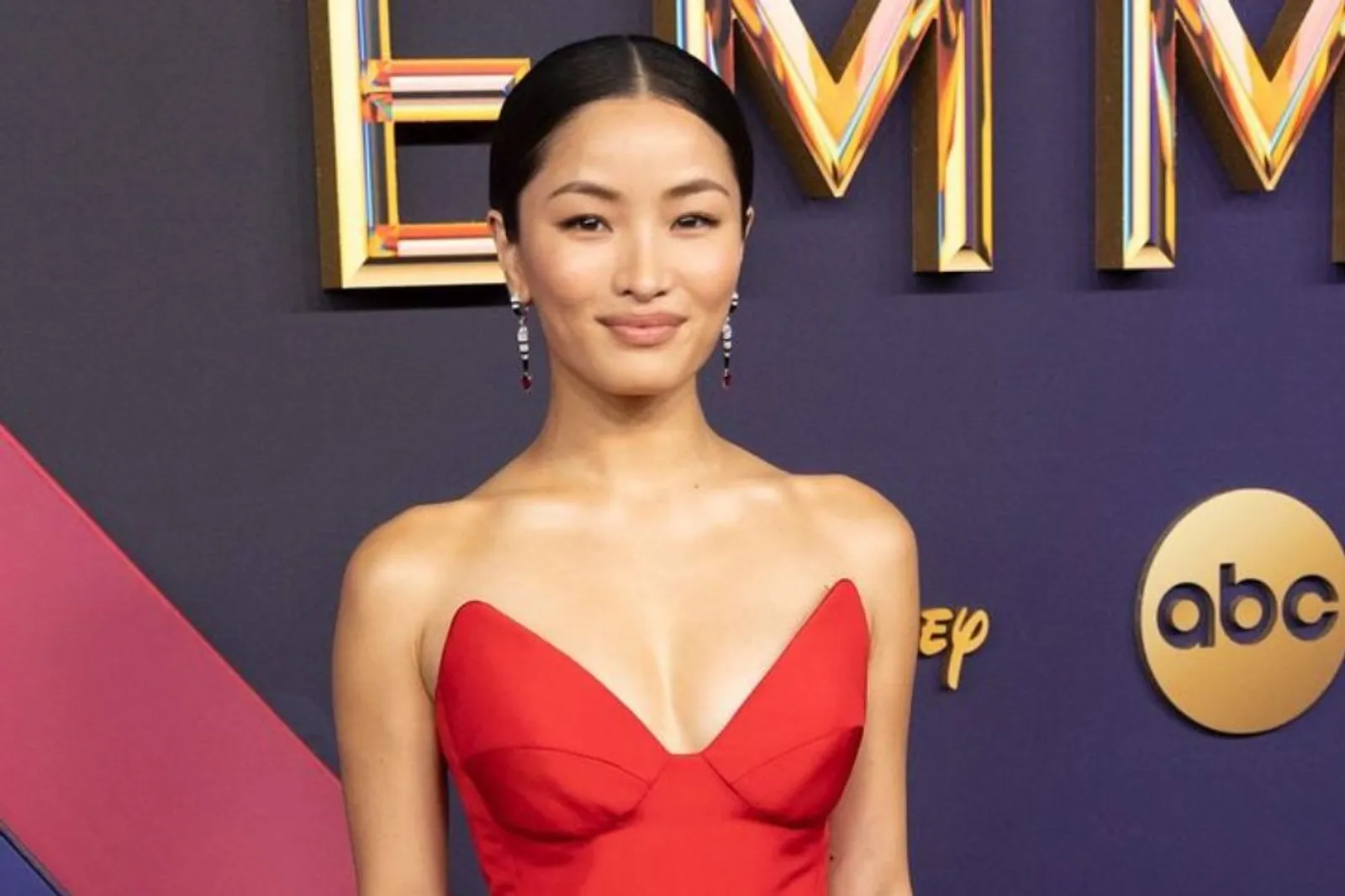 Makeup Look Anna Sawai, Aktris Jepang Pemenang Emmy Awards 2024 