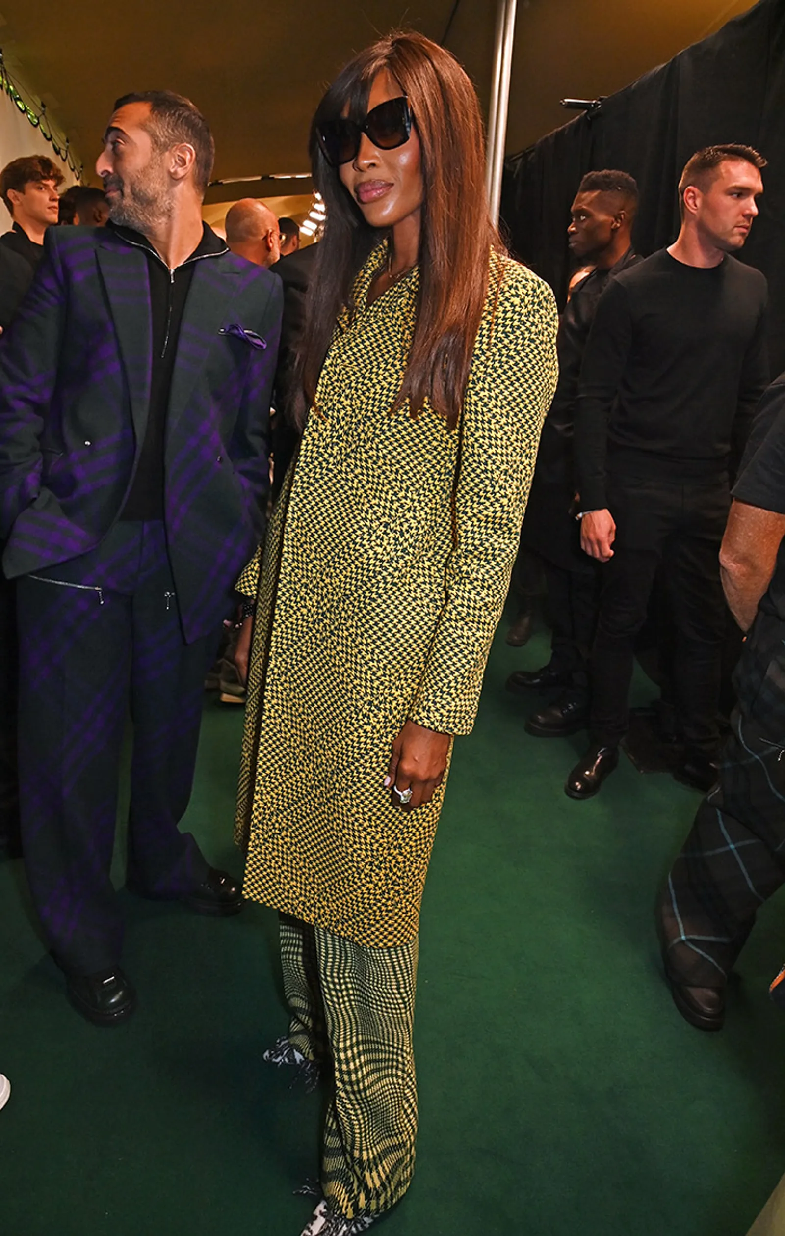 Gaya Para Seleb Hadiri Pertunjukan Burberry Spring/Summer 2024