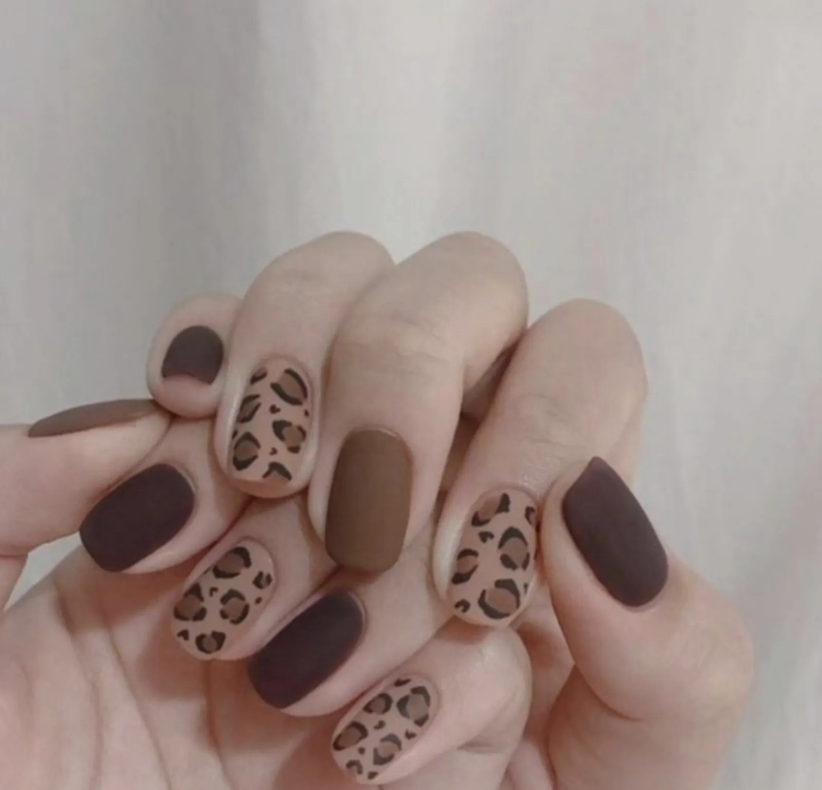 8 Inspirasi Nail Art Leopard yang Eksotis dan Memikat