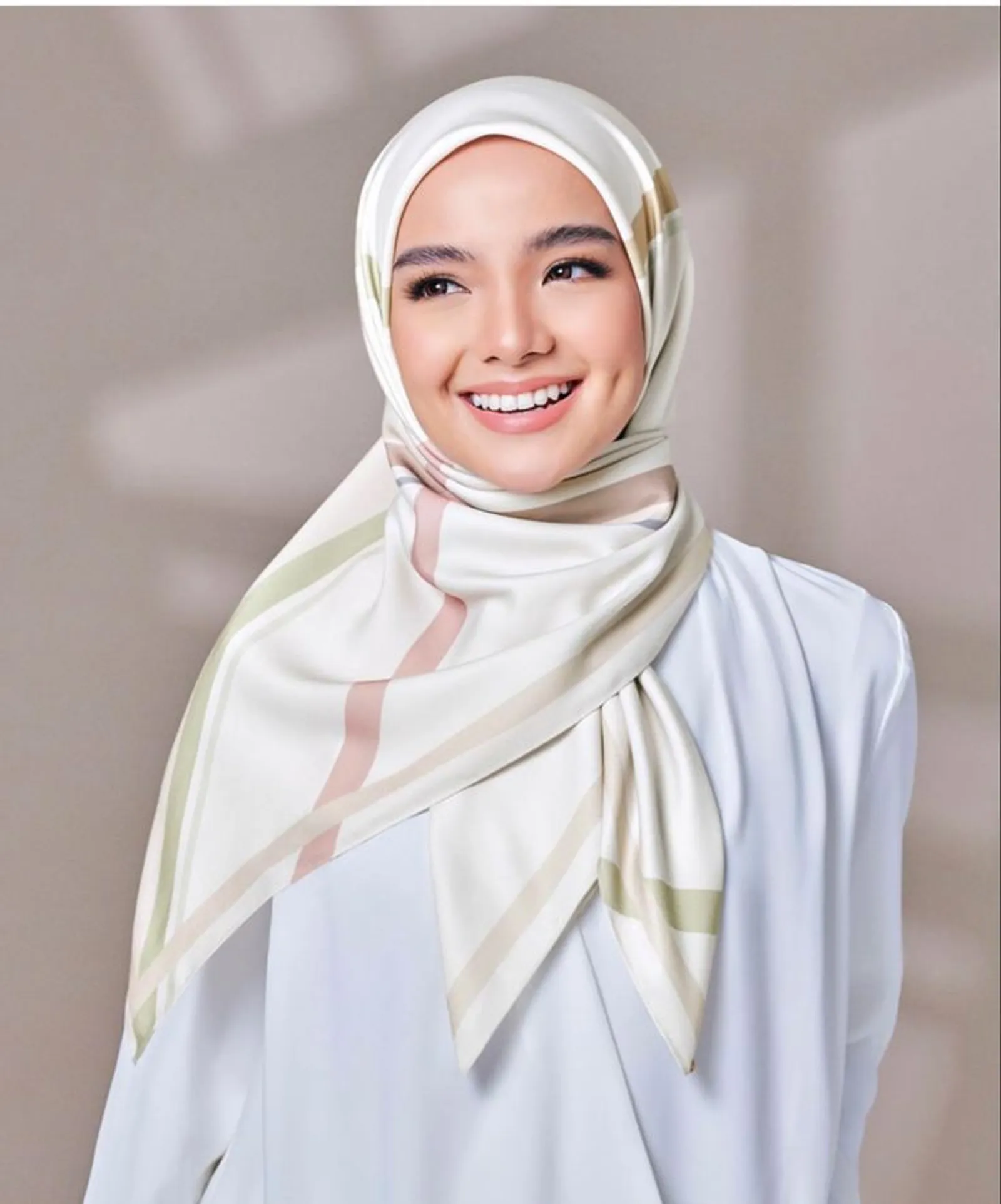 7 Cara Memakai Jilbab Segi Empat agar Rapi dan Estetik