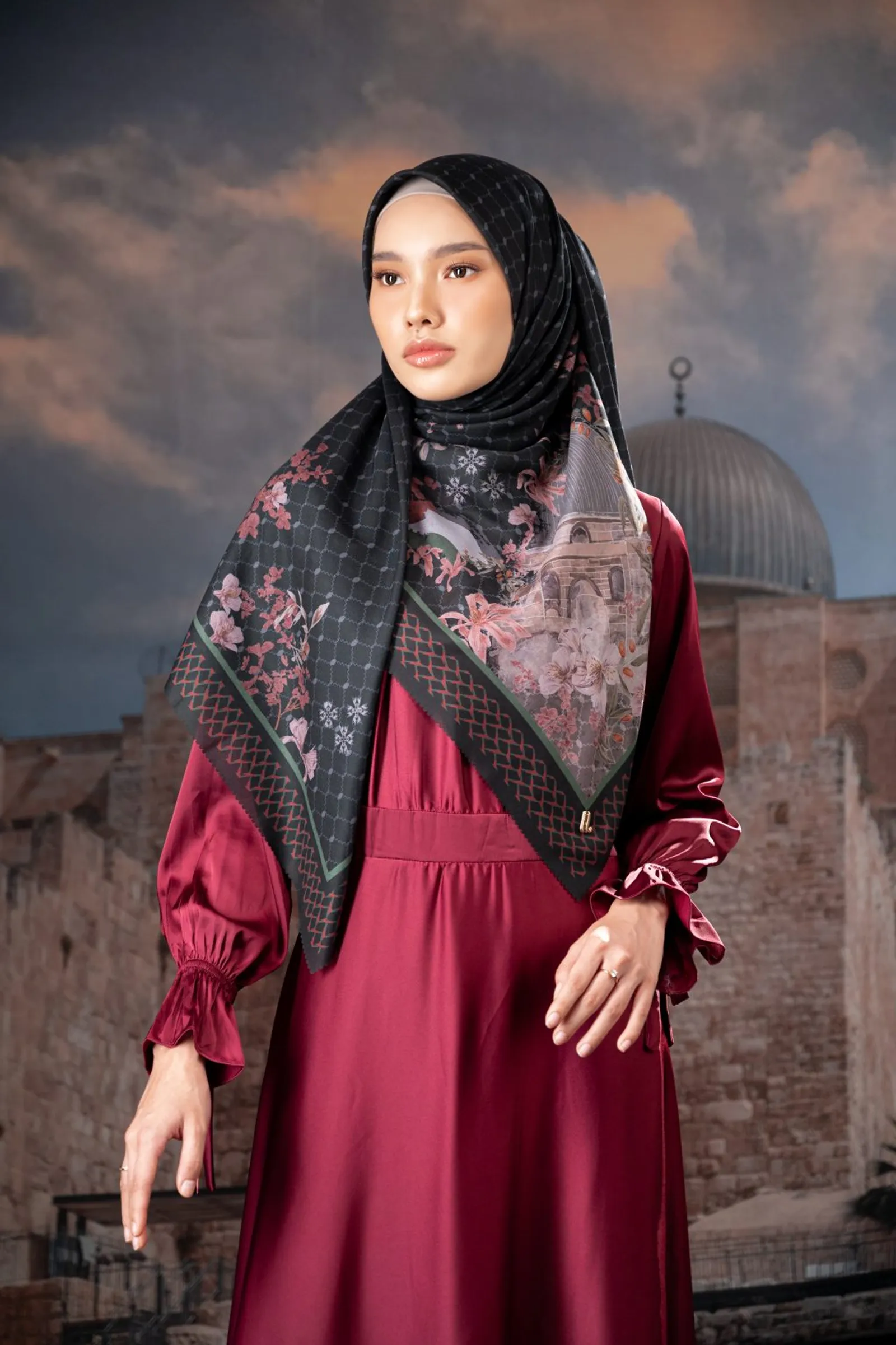 11 Warna Jilbab untuk Baju Warna Maroon, Elegan dan Classy