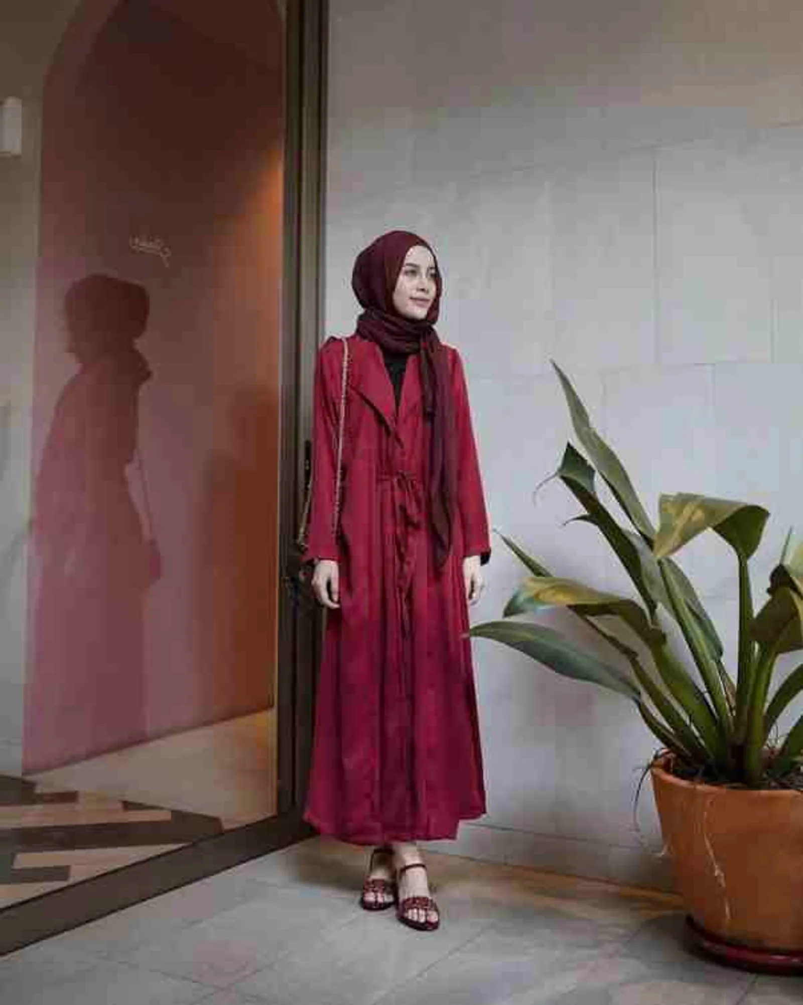 11 Warna Jilbab untuk Baju Warna Maroon, Elegan dan Classy