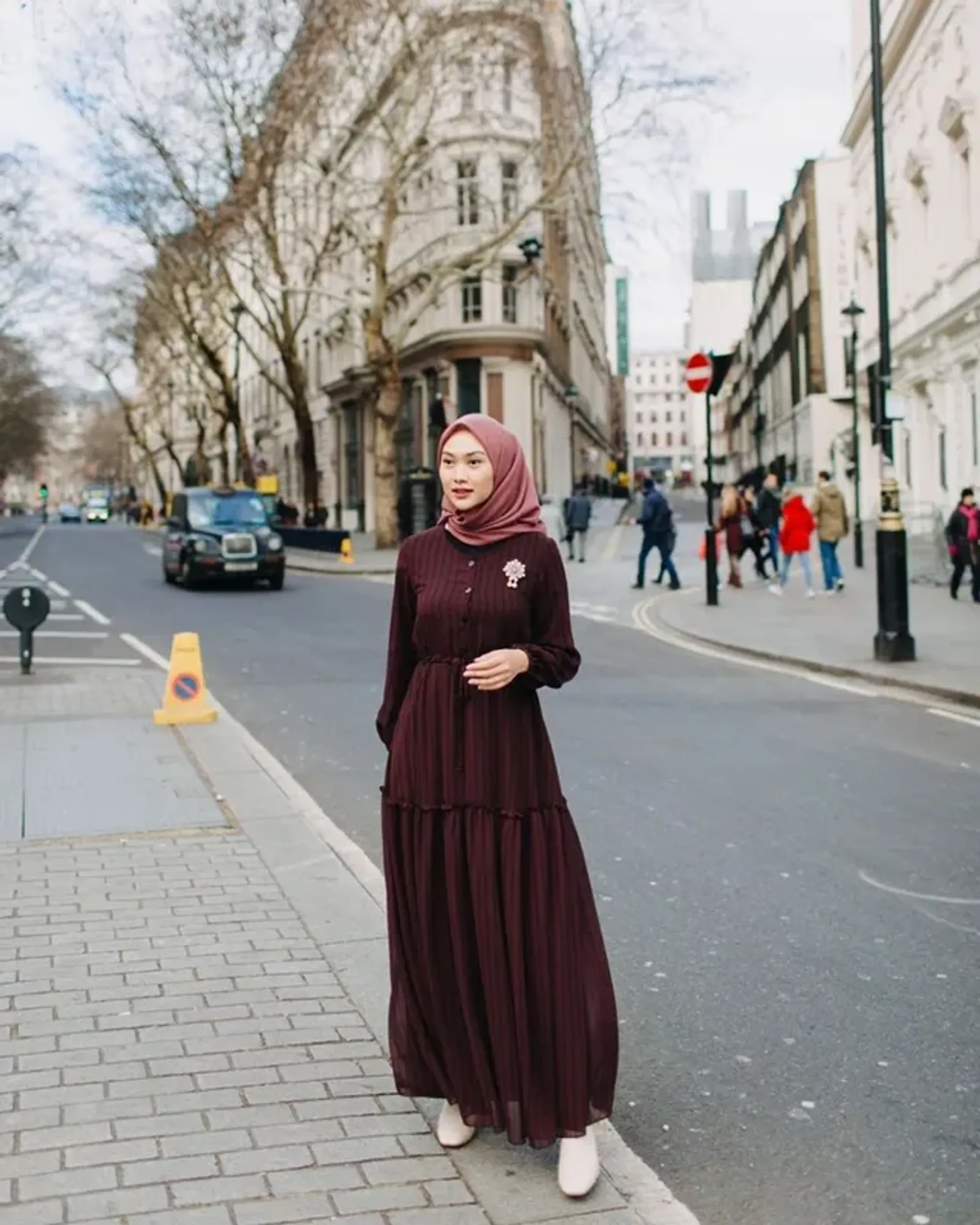 11 Warna Jilbab untuk Baju Warna Maroon, Elegan dan Classy