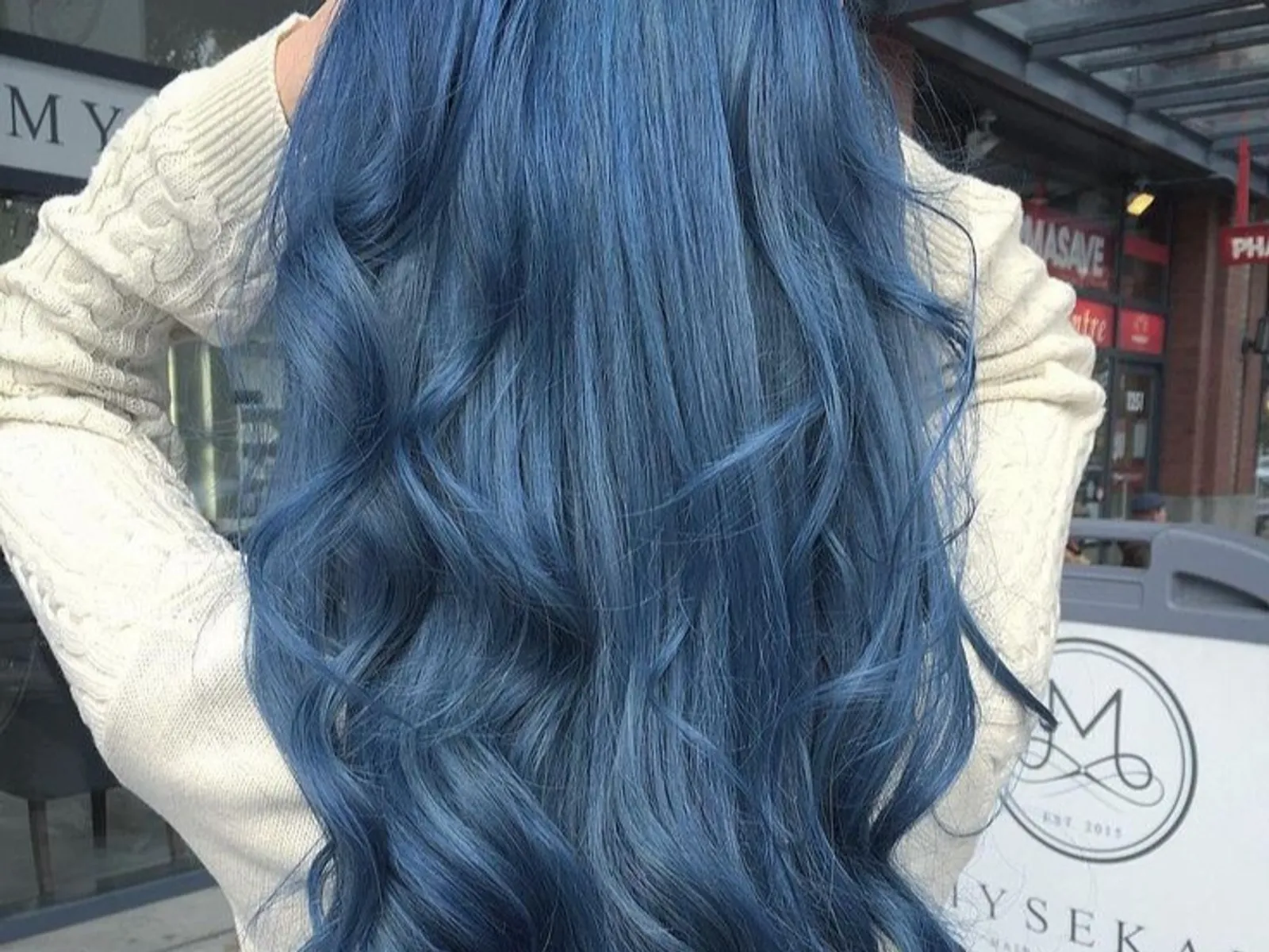 Pilihan Warna Cat Rambut Biru yang Bisa Kamu Coba 