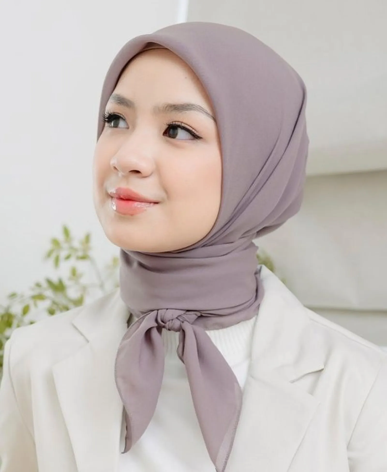 7 Cara Memakai Jilbab Segi Empat agar Rapi dan Estetik