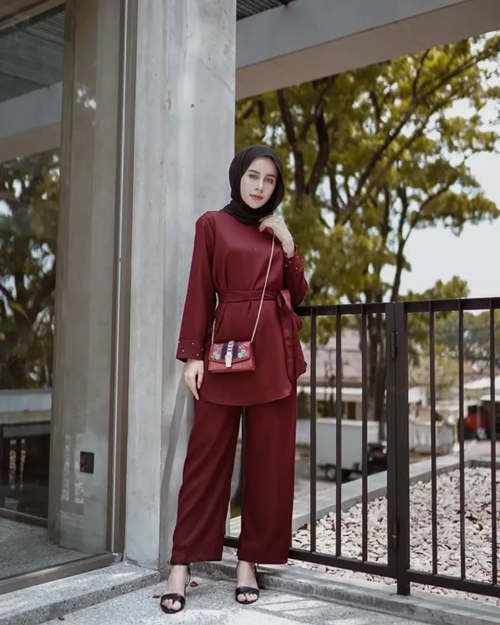 11 Warna Jilbab untuk Baju Warna Maroon, Elegan dan Classy