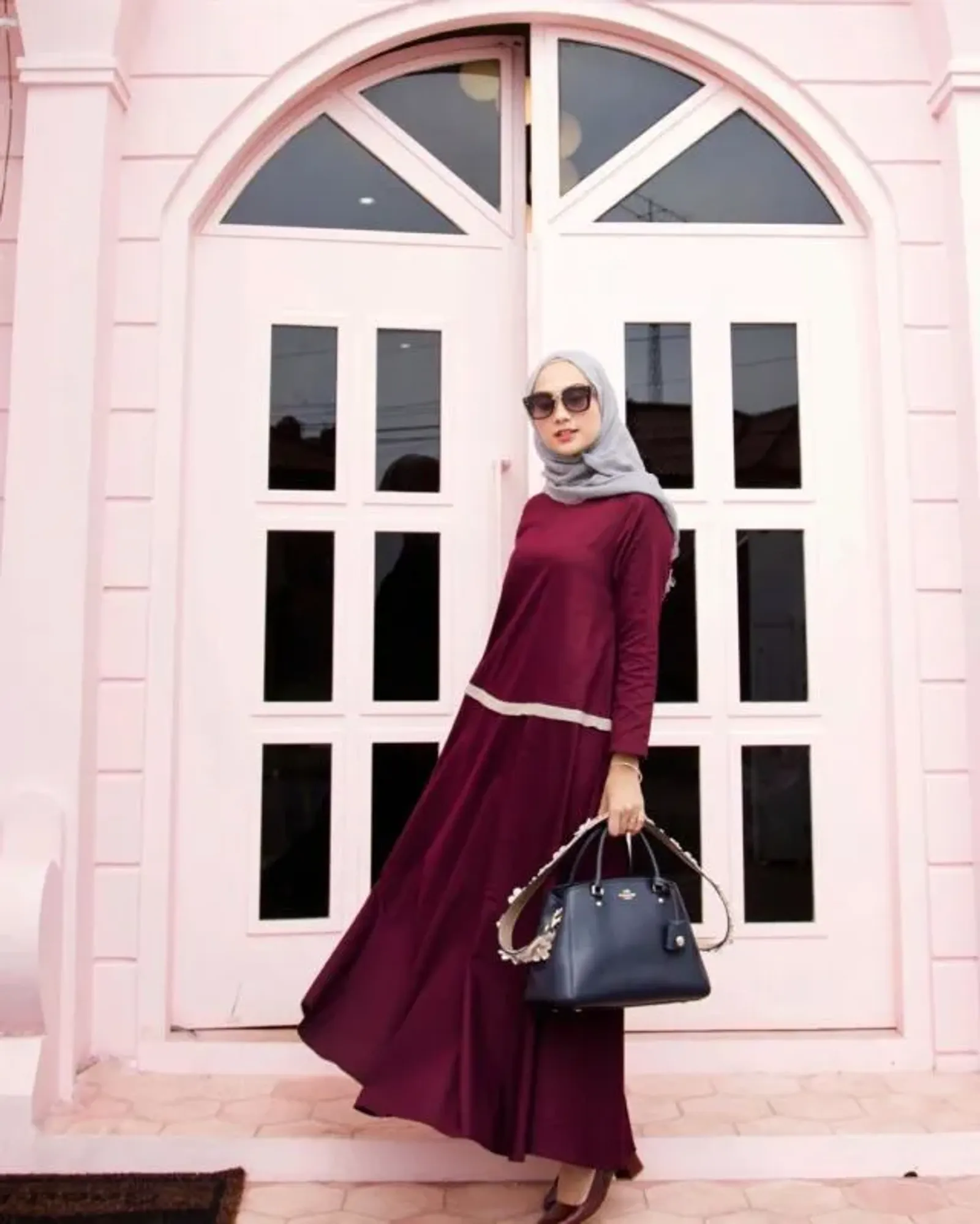 11 Warna Jilbab untuk Baju Warna Maroon, Elegan dan Classy