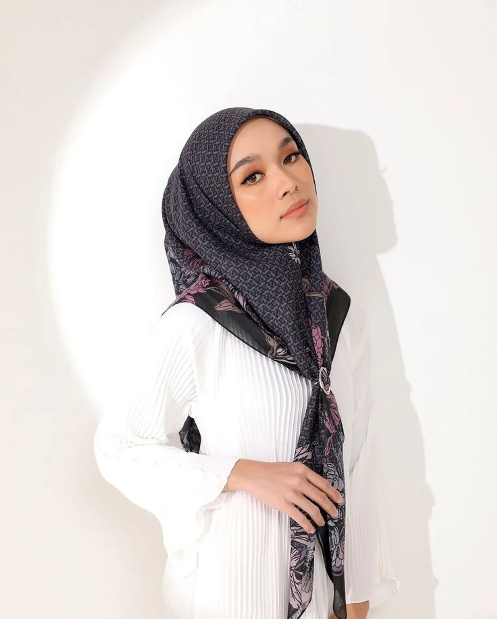 7 Cara Memakai Jilbab Segi Empat agar Rapi dan Estetik