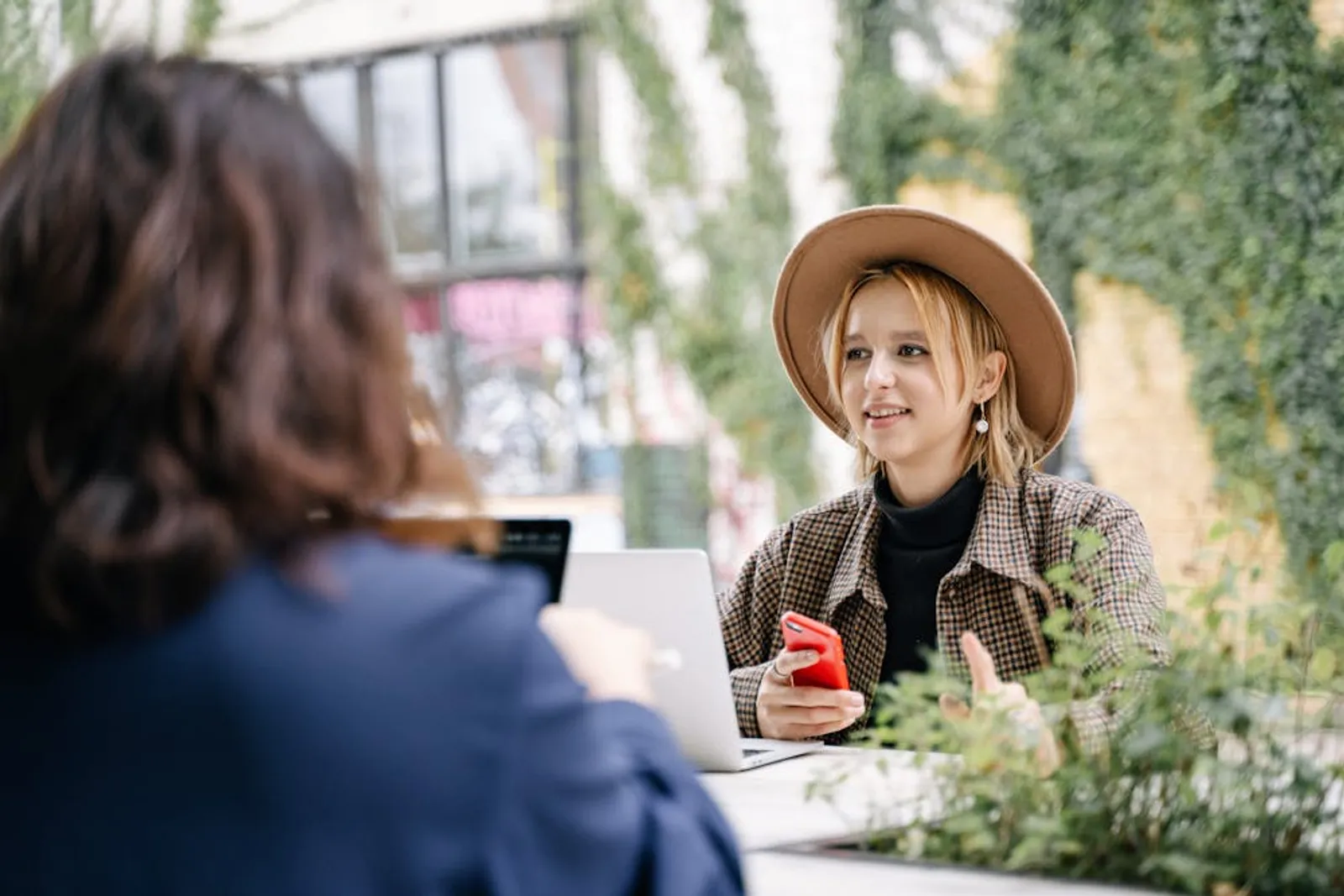 Eye Contact Artinya Kontak Mata, Ini 5 Cara Melatihnya