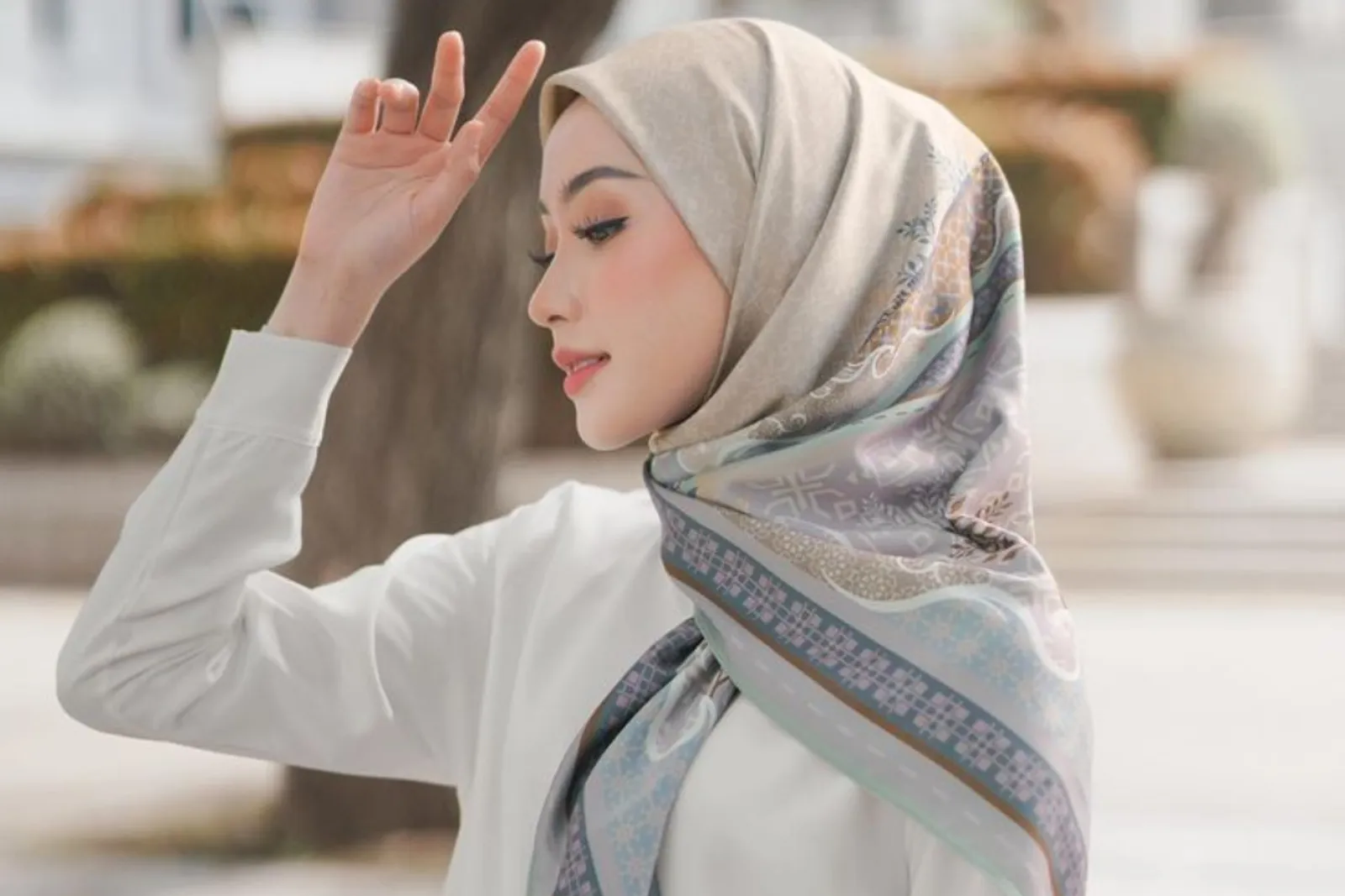 7 Cara Memakai Jilbab Segi Empat agar Rapi dan Estetik