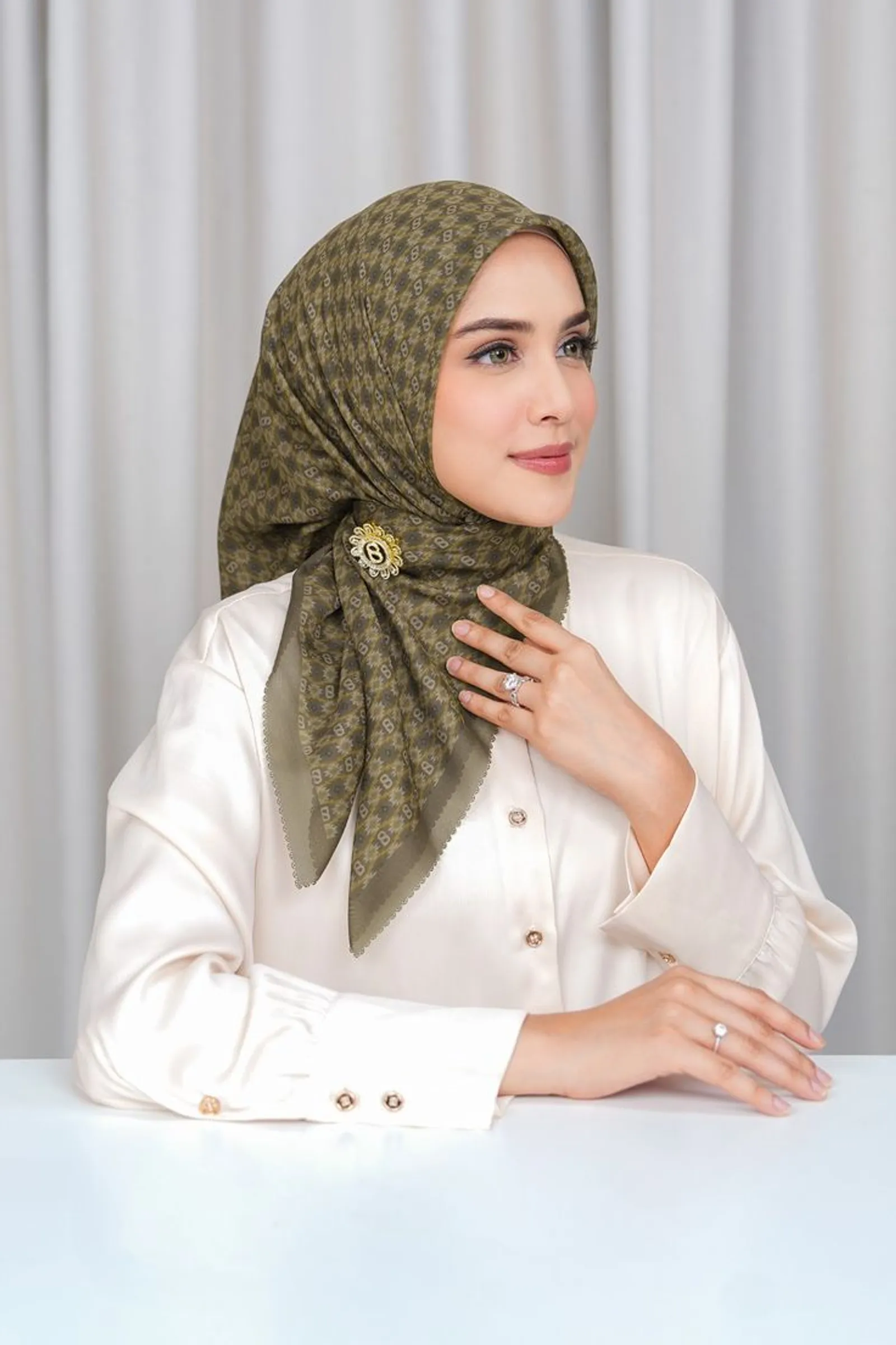 7 Cara Memakai Jilbab Segi Empat agar Rapi dan Estetik