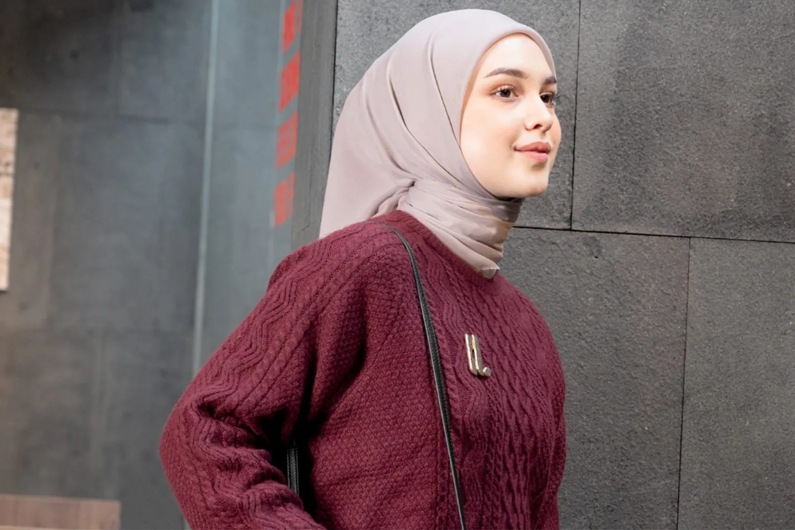 11 Warna Jilbab untuk Baju Warna Maroon, Elegan dan Classy