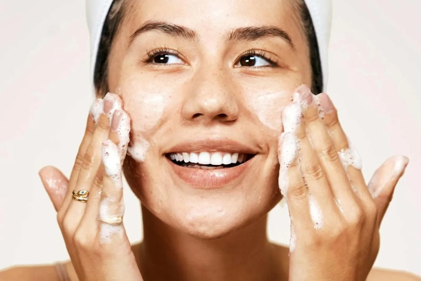 Rekomendasi Produk Double Cleansing untuk Kulit Kering 