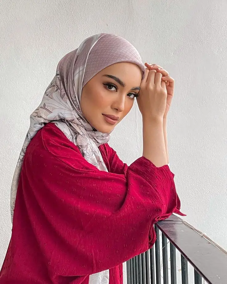 11 Warna Jilbab yang Cocok dengan Baju Merah, Tampak Elegan!