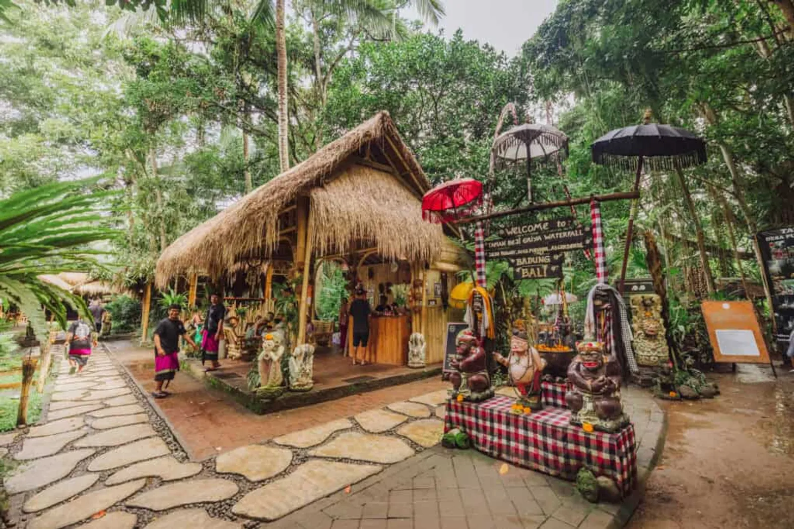 Taman Beji Griya Waterfall, Tempat Melukat di Bali yang Populer