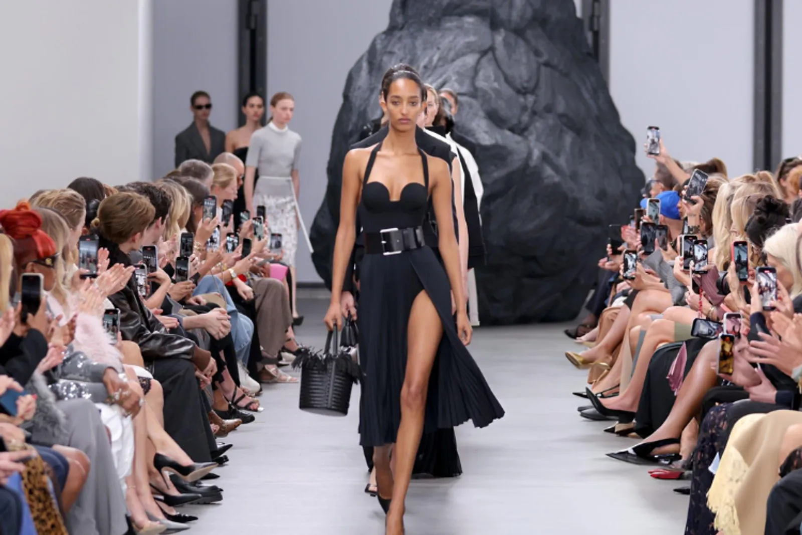 Michael Kors Persembahkan Romansa Gelap Kota Italia di S/S 2025