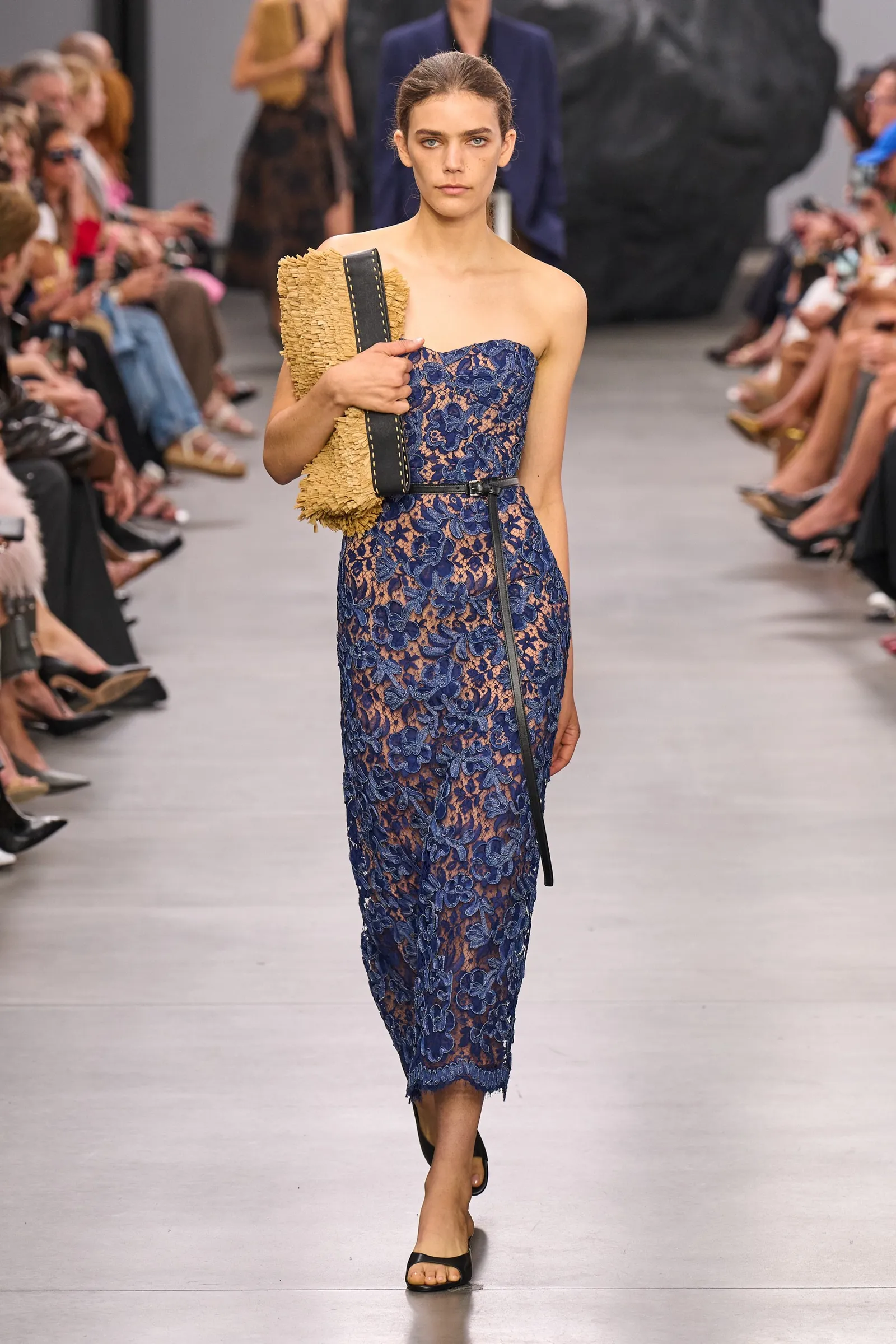 Michael Kors Persembahkan Romansa Gelap Kota Italia di S/S 2025