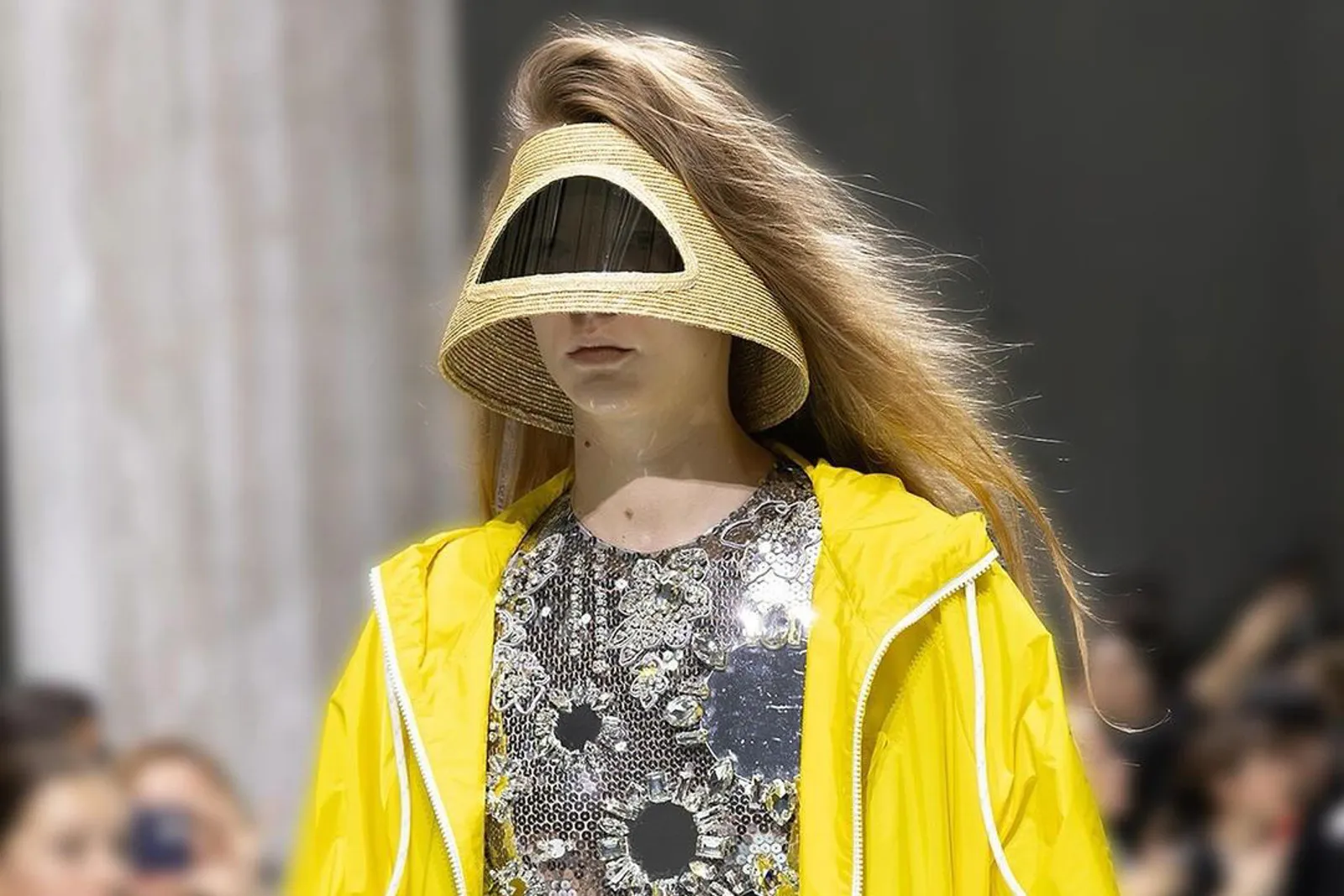 Prada Spring 2025 Tampil Nyentrik dengan Koleksi 'Alien'