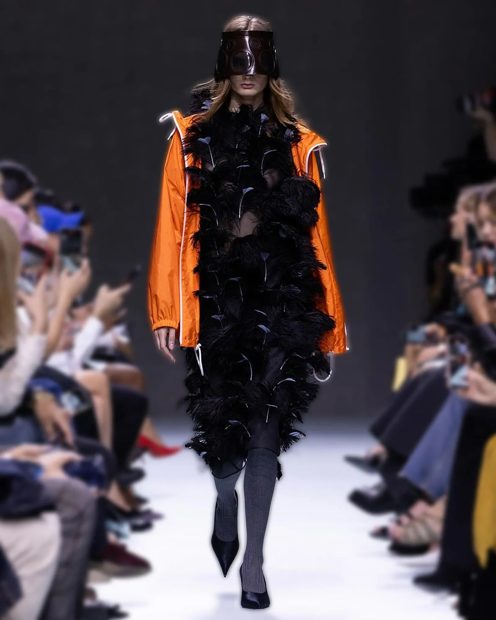 Prada Spring 2025 Tampil Nyentrik dengan Koleksi 'Alien'