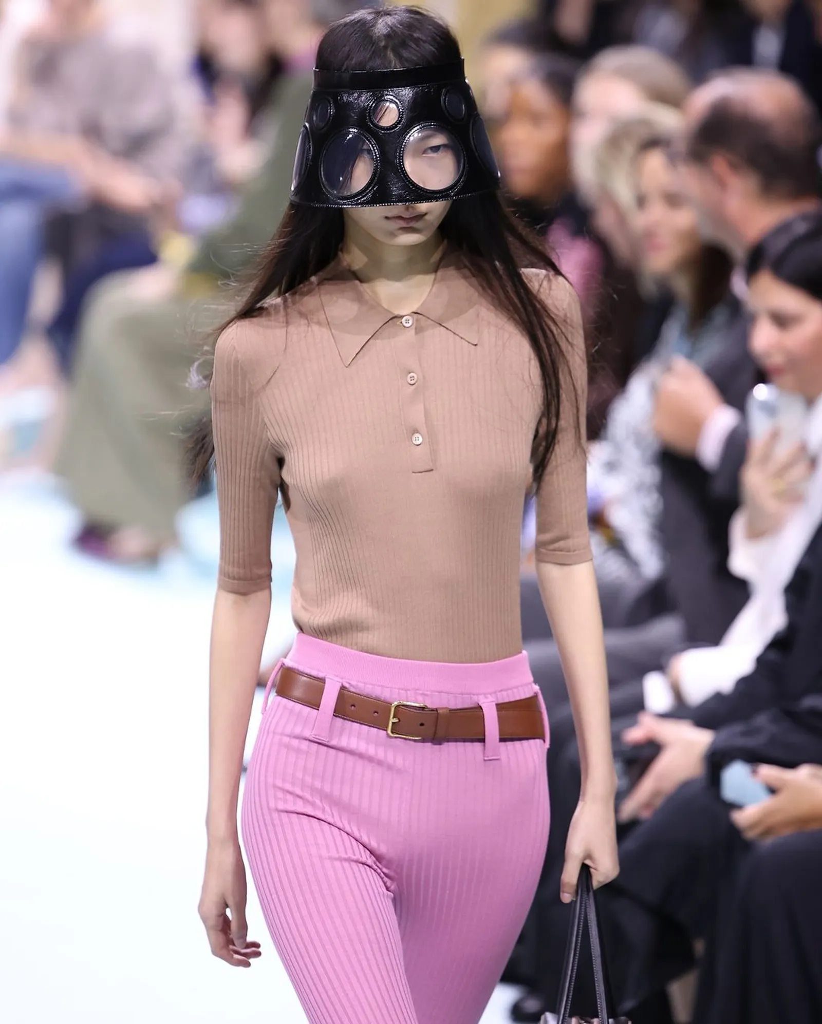 Prada Spring 2025 Tampil Nyentrik dengan Koleksi 'Alien'