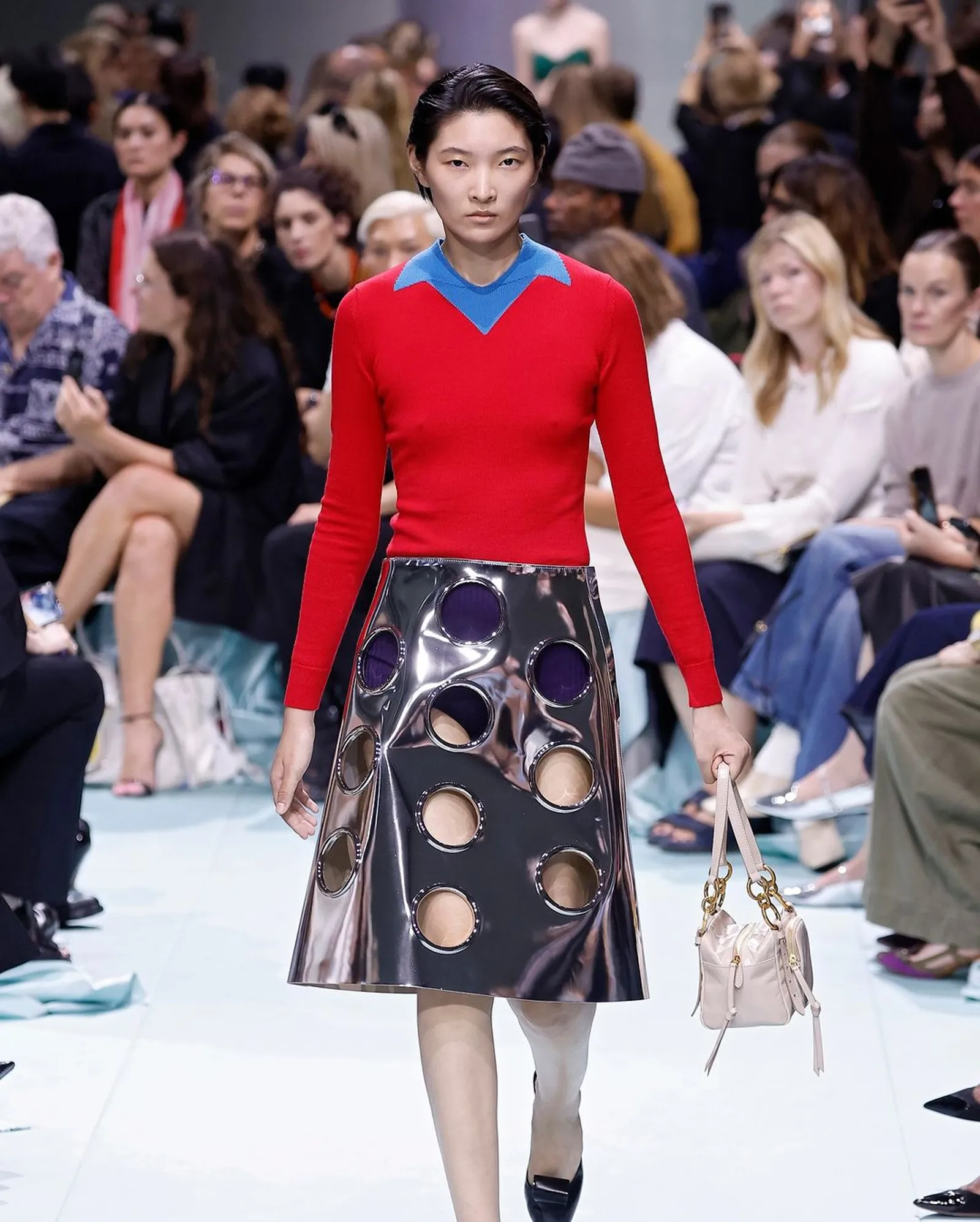 Prada Spring 2025 Tampil Nyentrik dengan Koleksi 'Alien'